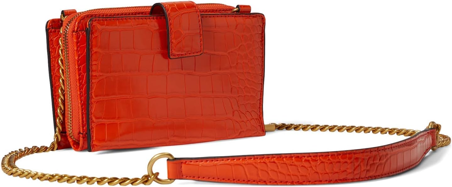 Detalle de GUESS Desideria Flap Shoulder Bag — Élégance sobre en similicuir