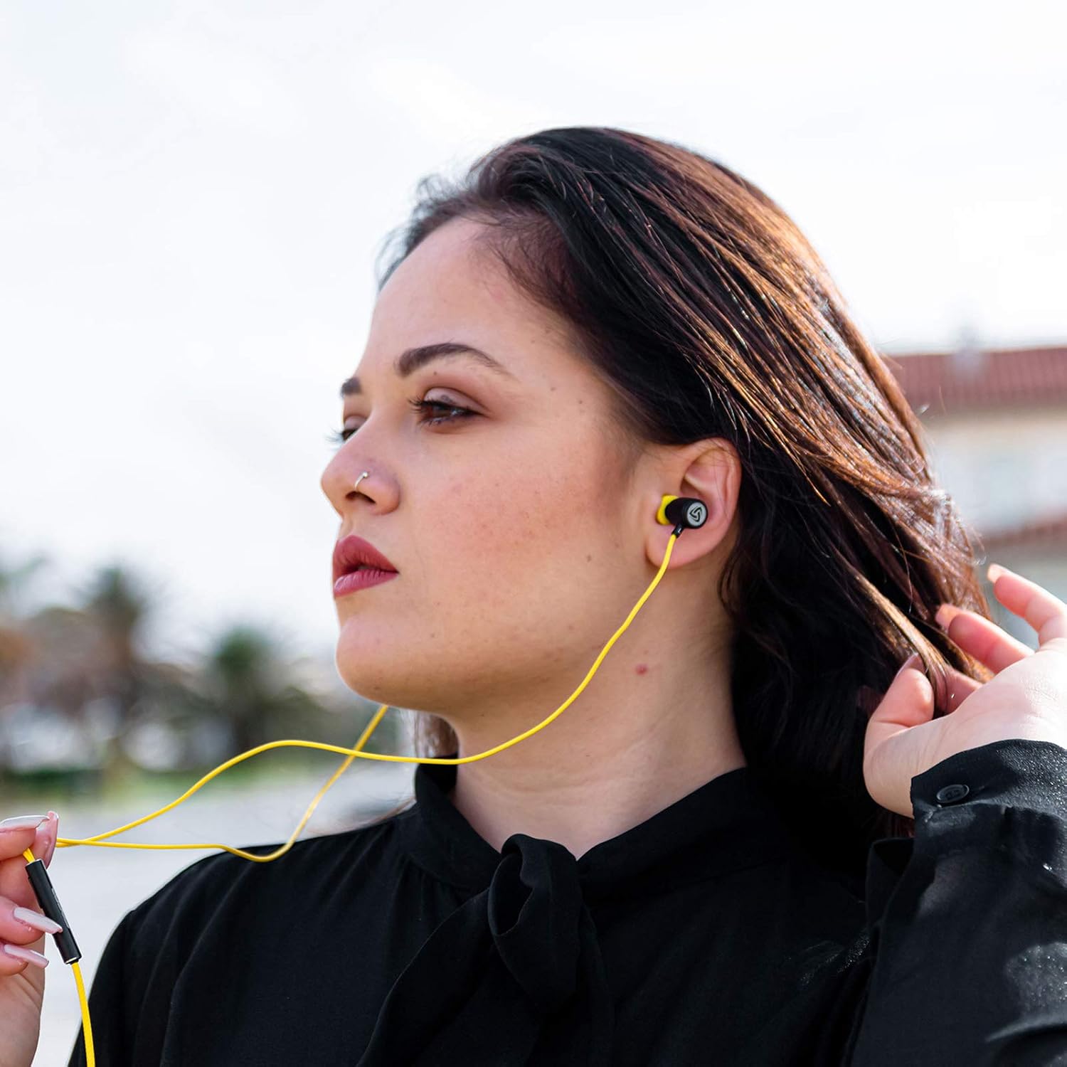 Detalle de Ludos ULTRA Wired Earbuds with Microphone, Volume Control & Noise Isolation (5 Year Warranty)