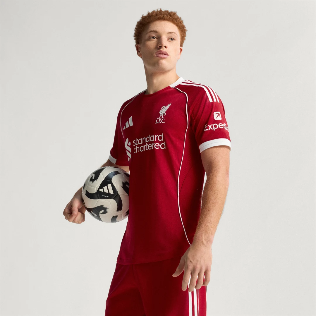Detalle de Camiseta primera equipación Liverpool FC 25/26 Oficial – Adidas