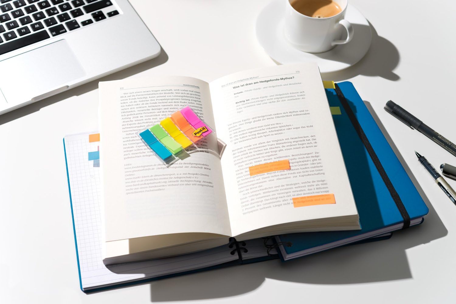 Detalle de Post-it Index Haftstreifen Mini, transluzente Farben (100 Haftstreifen) – blaue, grüne, gelbe, orange und pinkfarbene Markierungen