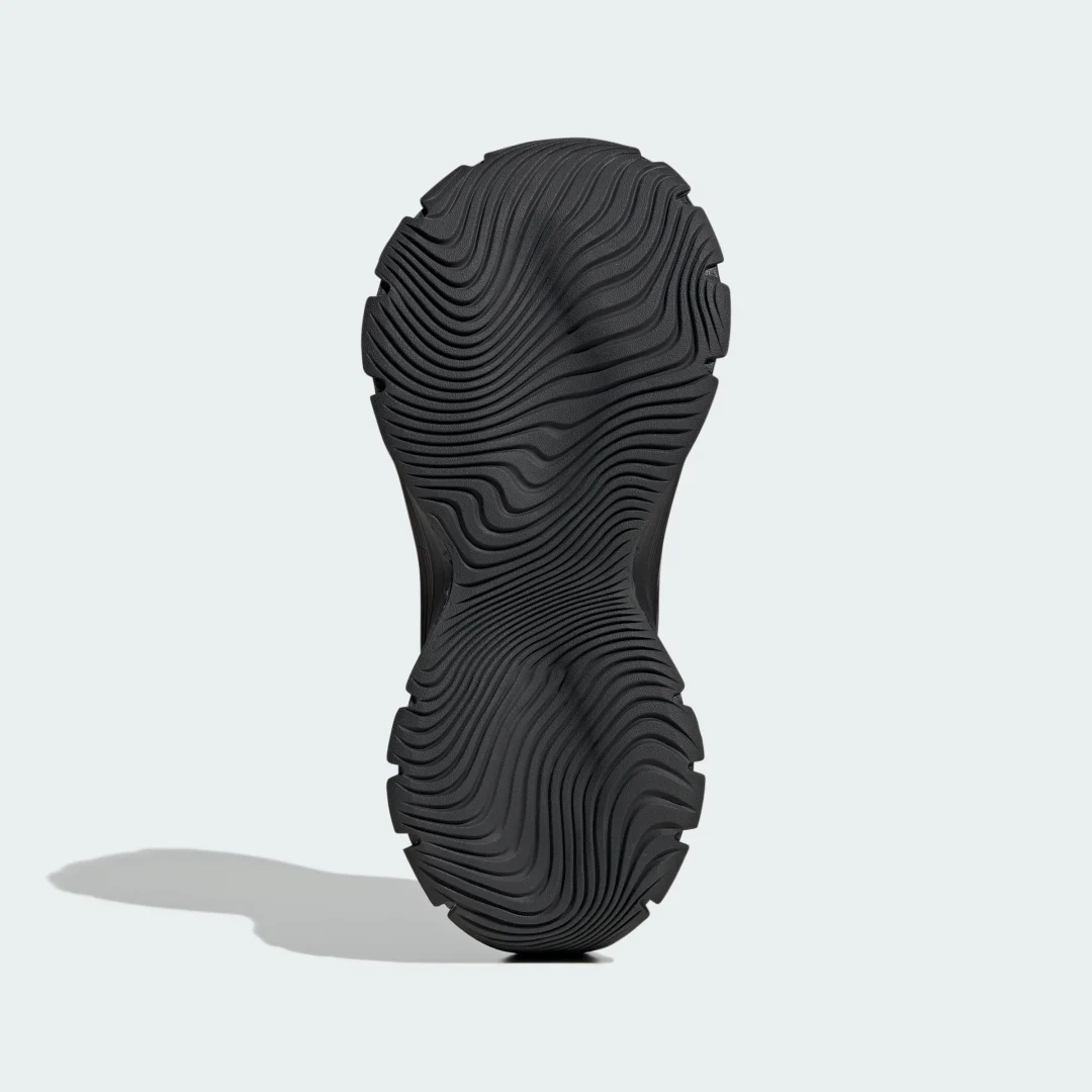 Detalle de Zapatilla XLG MTW de Adidas: enfoque urbano y comodidad para el día a día