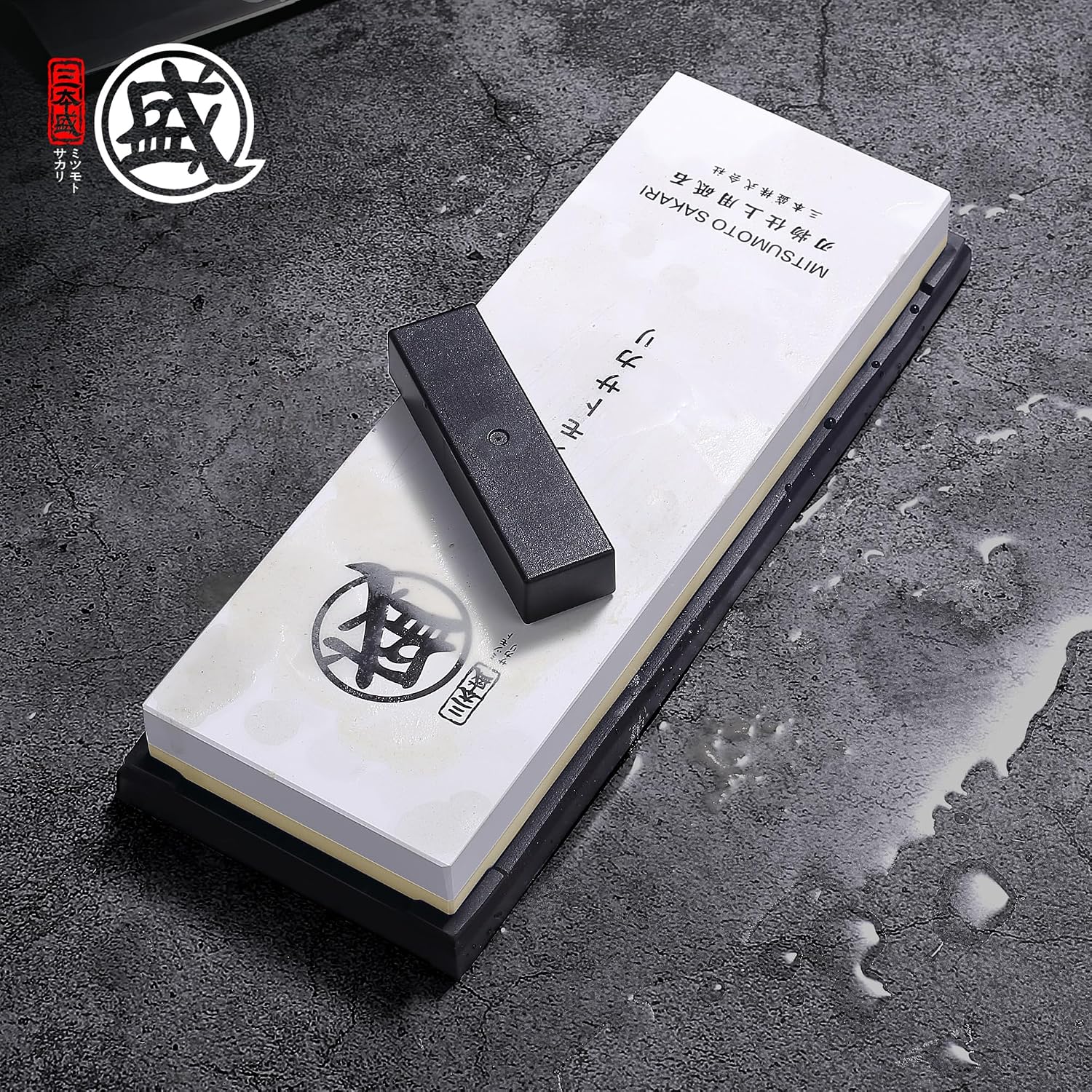 Detalle 2 de MITSUMOTO SAKARI Japanese Knife Sharpener Whetstone 1000/3000 grit with TPR non-slip base