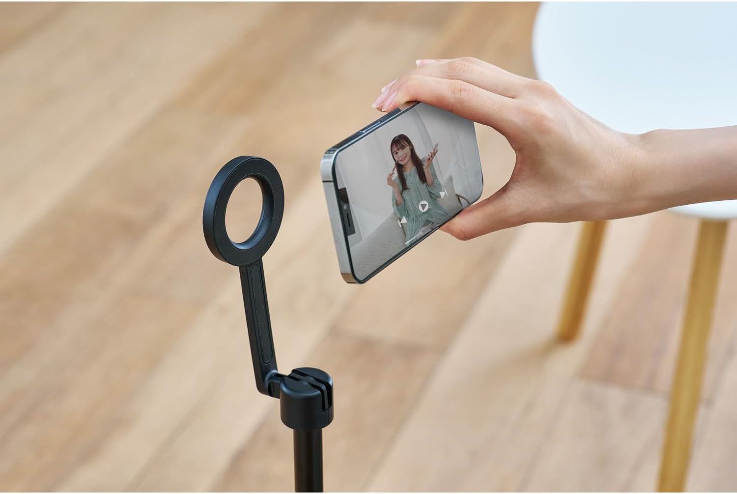 Detalle de エレコム PWSTMFBK MagSafe対応スマホ三脚 床置き・最大約570mm・360度回転