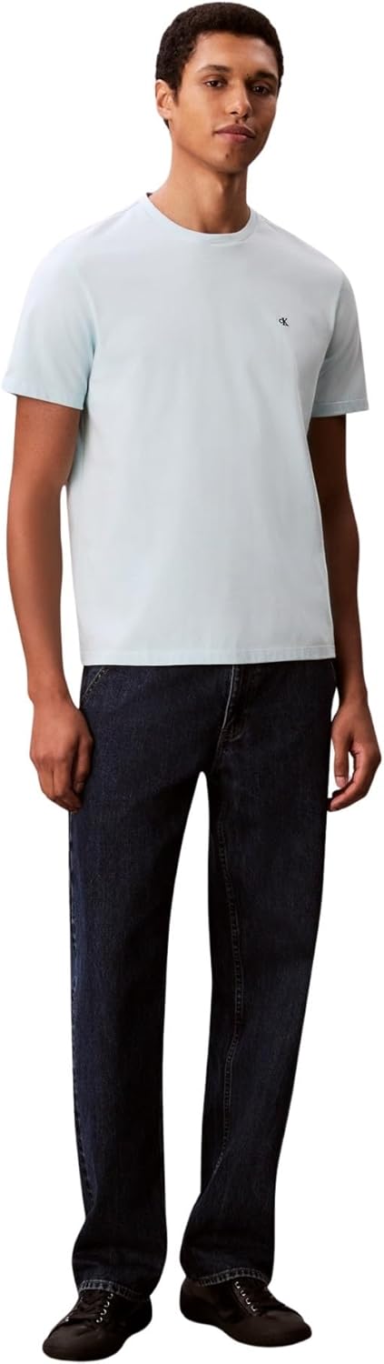 Detalle de Calvin Klein Classic Monogram tee de manga corta para hombre, cuello redondo (Airy Blue) talla L