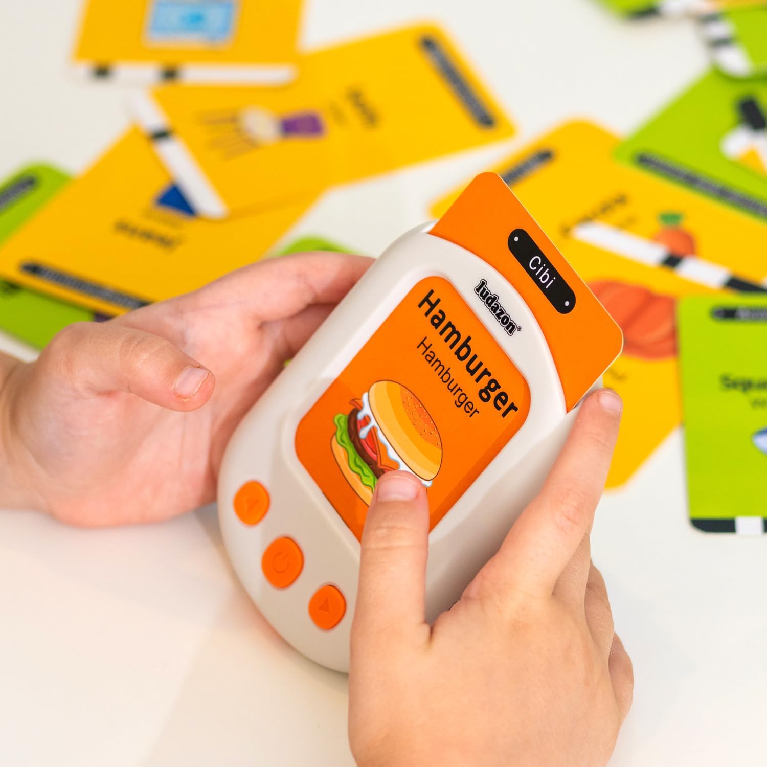 Detalle de Carte Parlanti Montessori Italiano–Inglese di LUDAZON: 224 vocaboli e 18 temi educativi per 2–6 anni
