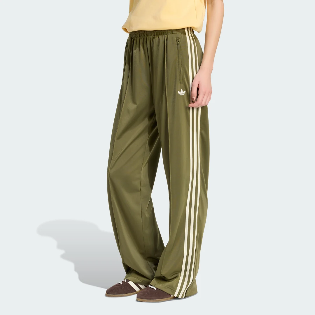 Detalle de Pantalón de chándal Firebird Loose de Adidas — verde, cómodo y versátil