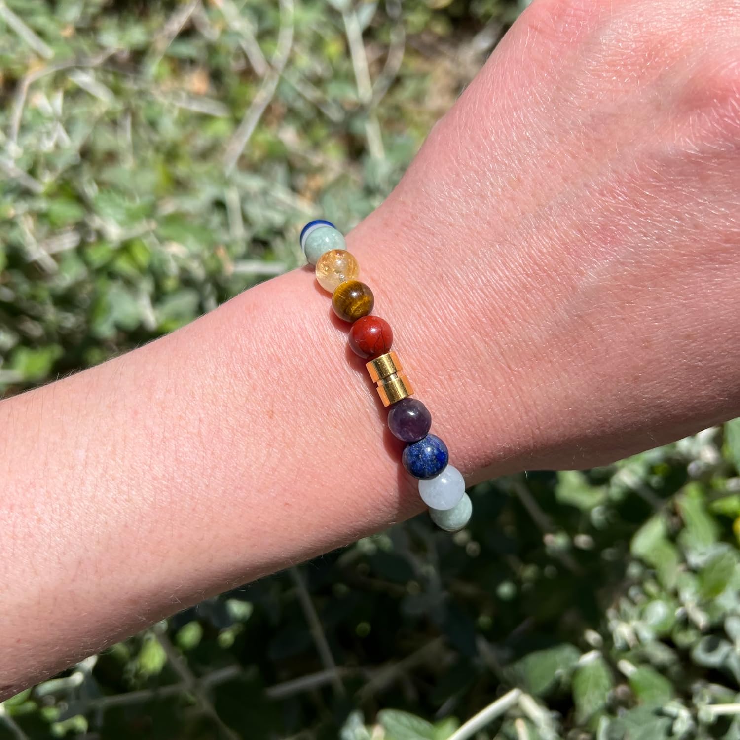 Detalle 2 de BERGERLIN 7 Chakra Armband mit Naturstein-Perlen & Lavastein – geprüft in Deutschland, mit Echtheitszertifikat