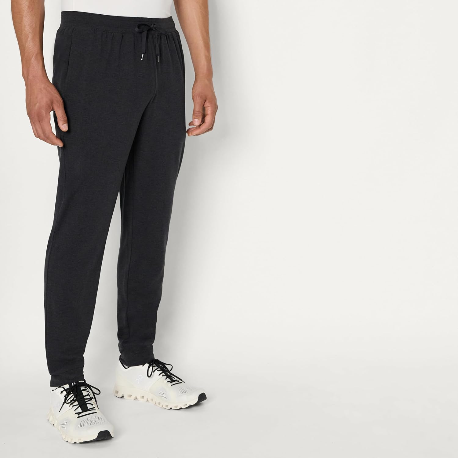 Thumbnail 1 de Amazon Essentials Herren Funktions-Jogginghose schmal zulaufend (Relaxed Fit) mit Performance-Stretch