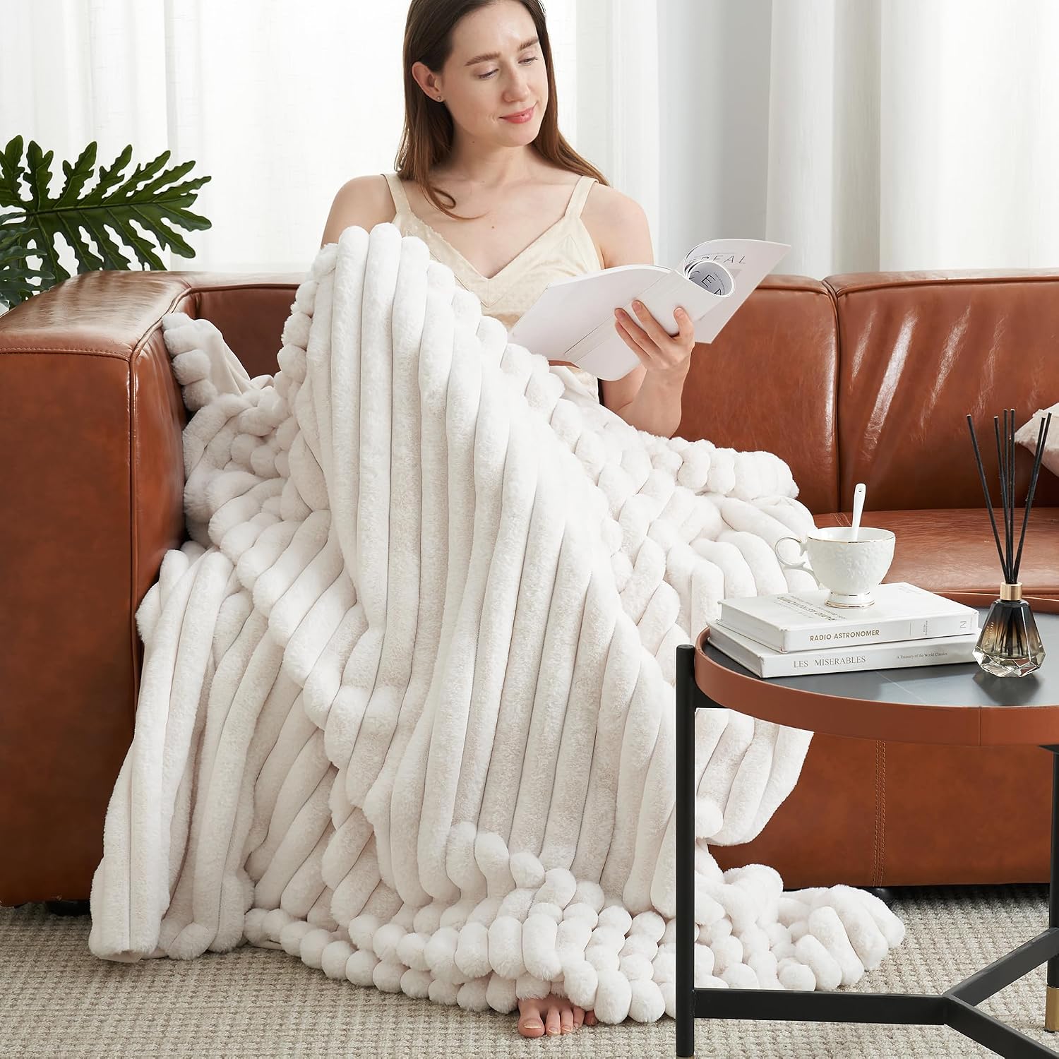Detalle 2 de Amélie Home Faux Fur Throw Blanket 55"x70"