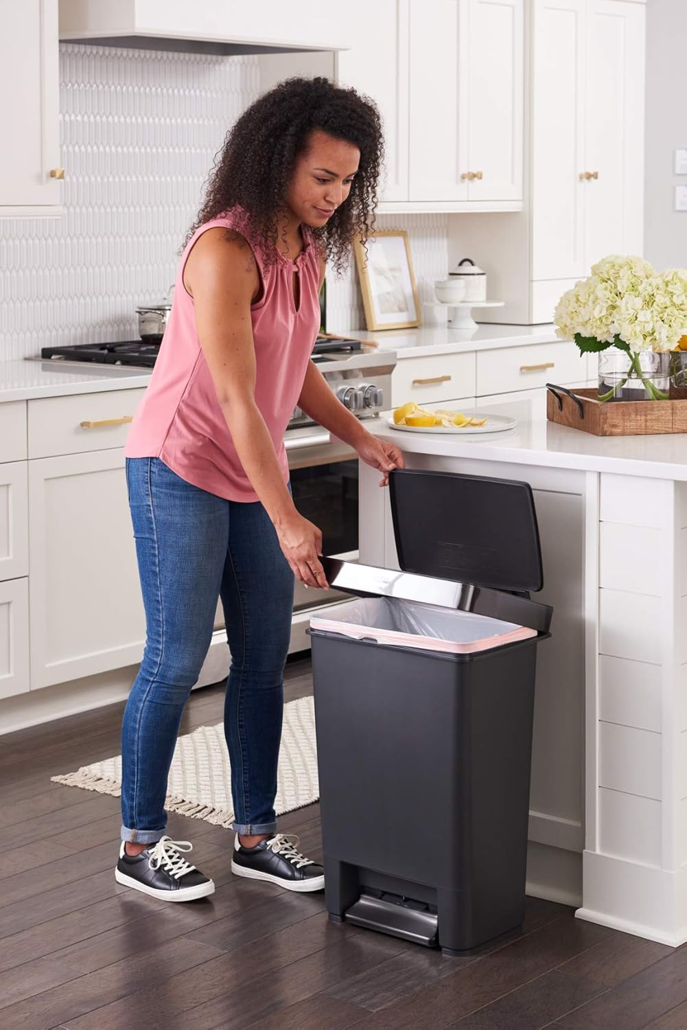 Thumbnail 3 de Rubbermaid Premier Series III Step-On Trash Can (12.4 Gallon) with Stainless Steel Rim – Charcoal