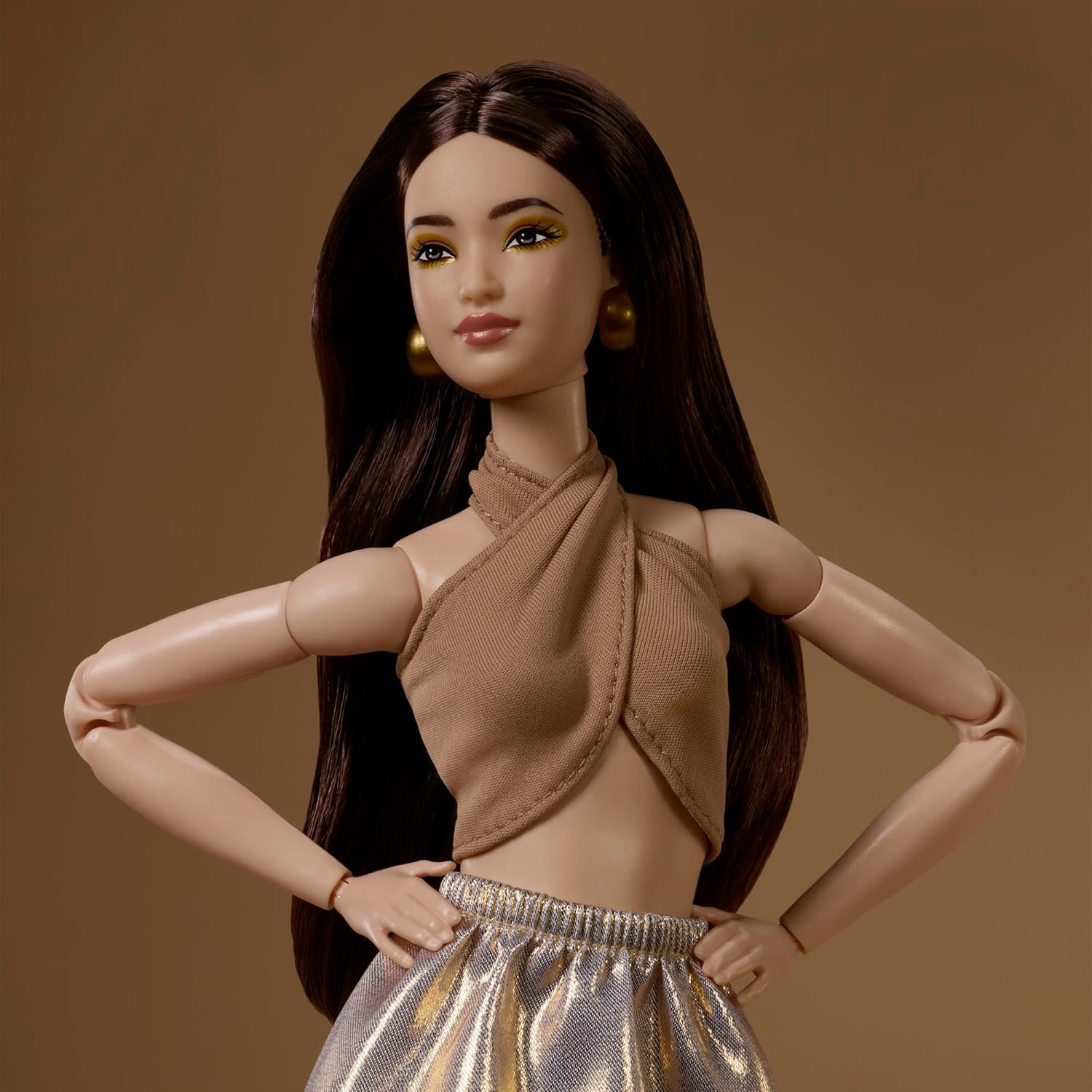 Thumbnail 2 de Barbie Signature Modello 06: classe e versatilità con gonna dorata e corpo snodato