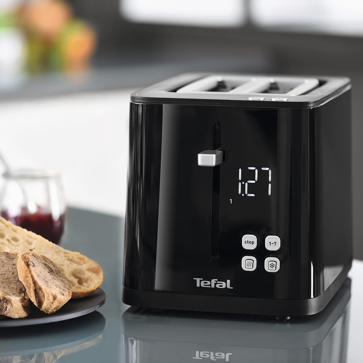 Detalle de Tefal TT640810 Smart’N Light broodrooster met digitaal display en 7 bruiningsstanden