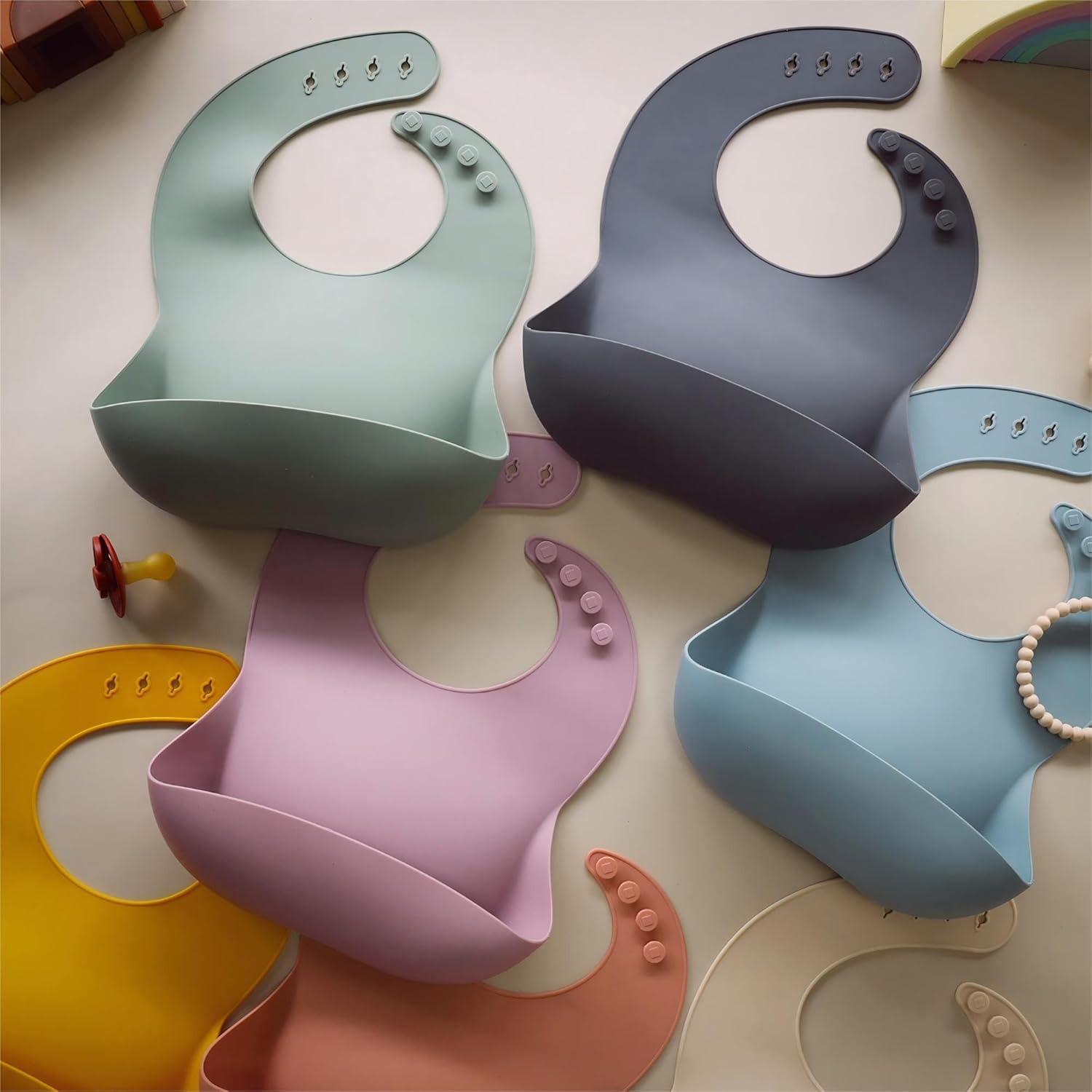 Detalle de Moonkie Baby Bibs – 2 pack silicone feeding bibs with waterproof crumb-catcher pocket (BPA-free)