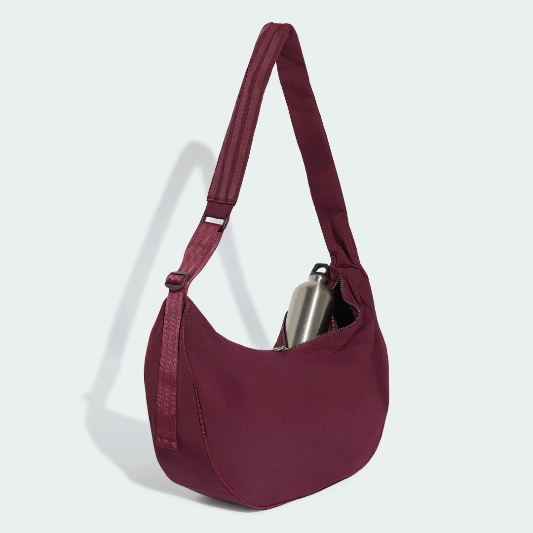 Detalle de Bolso Everyday Icons Crossbody Half Moon de Adidas (Burgundy)