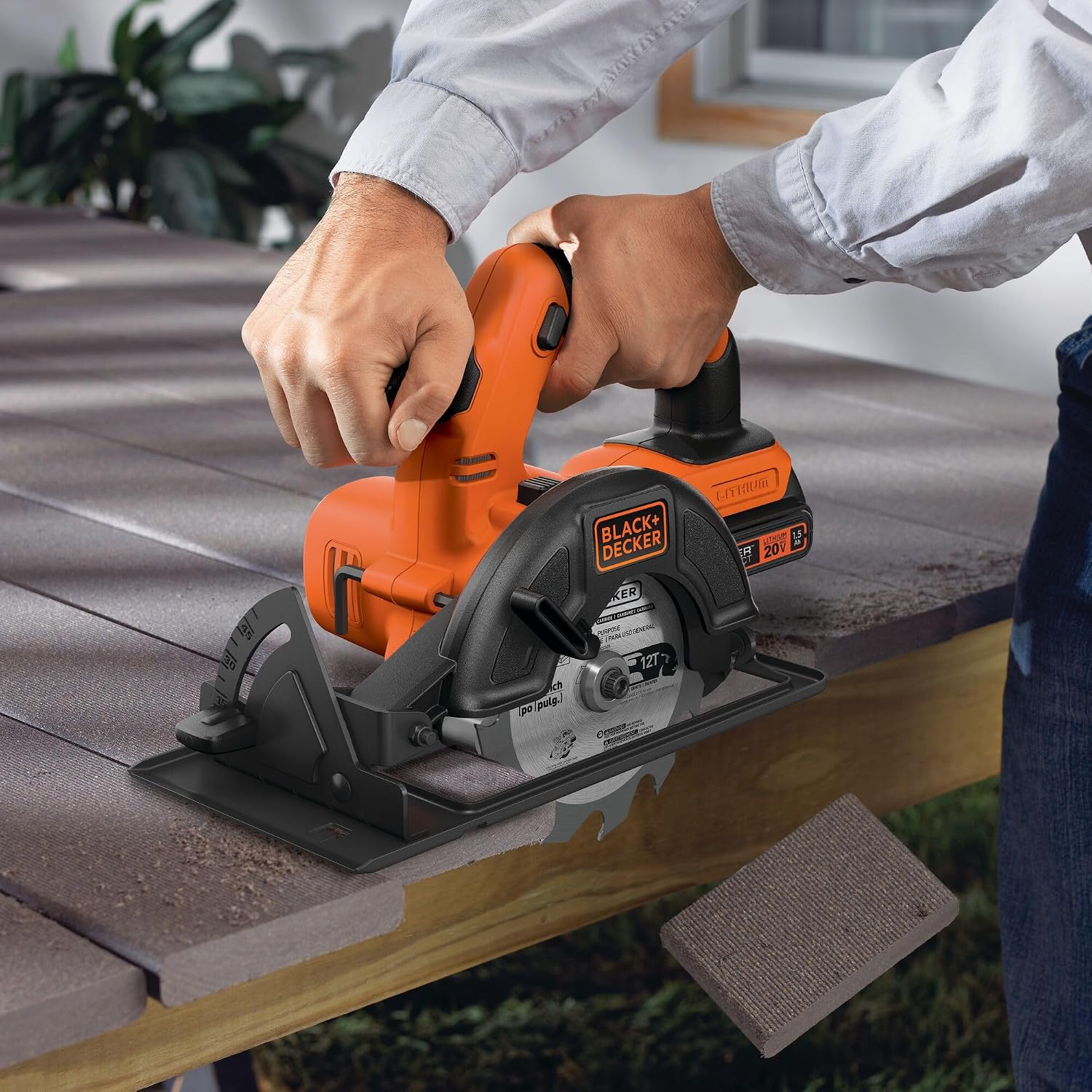 Detalle de BLACK+DECKER BDCCS20B 20V MAX* POWERCONNECT Cordless Circular Saw, 5-1/2 in.