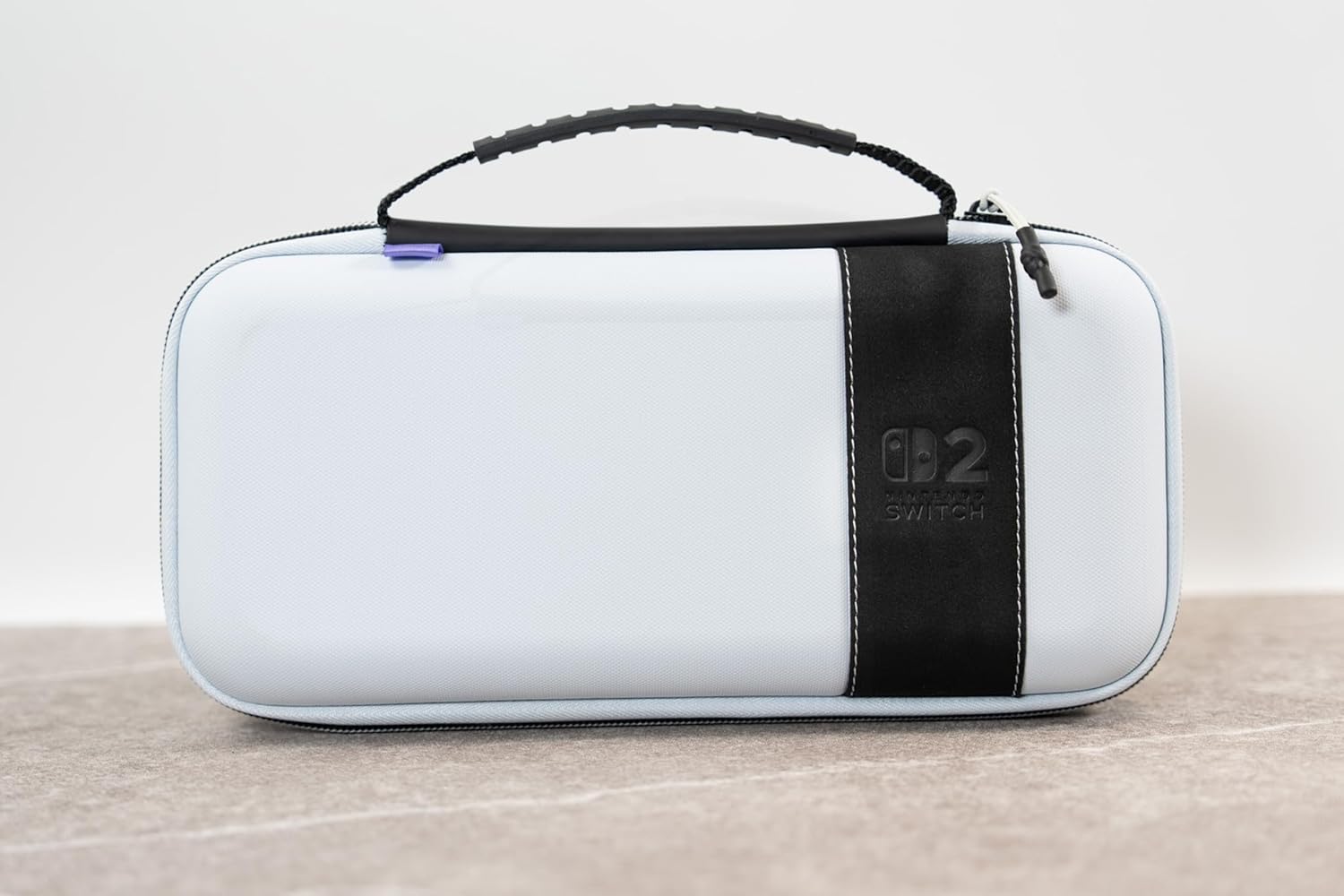 Detalle de Turtle Beach PlayTrek Travel Case for Nintendo Switch (Nintendo Switch 2 / OLED) – Hard Shell Carrying Case in Stellar White