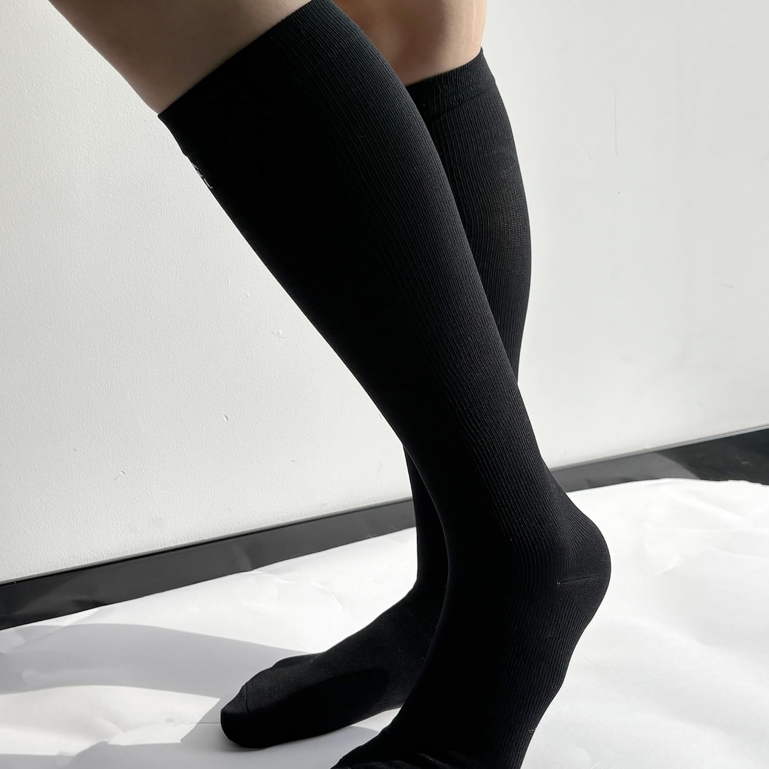 Detalle de LEVSOX Compression Socks, Knee-High 20–30 mmHg Graduated Support