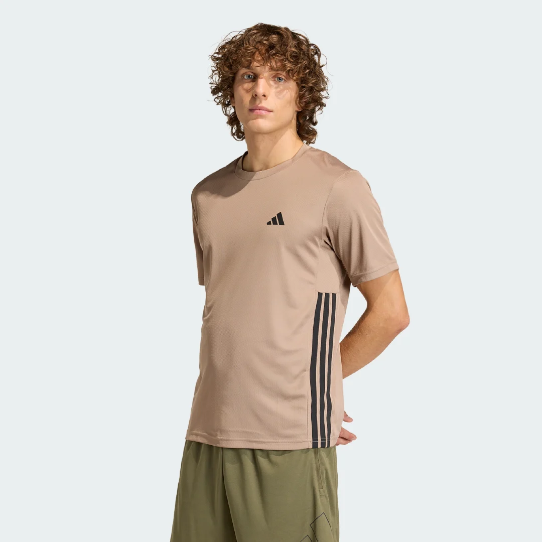 Detalle de WORKOUT ESSENTIALS BASE 3-STRIPES T-SHIRT de Adidas — color Marrón