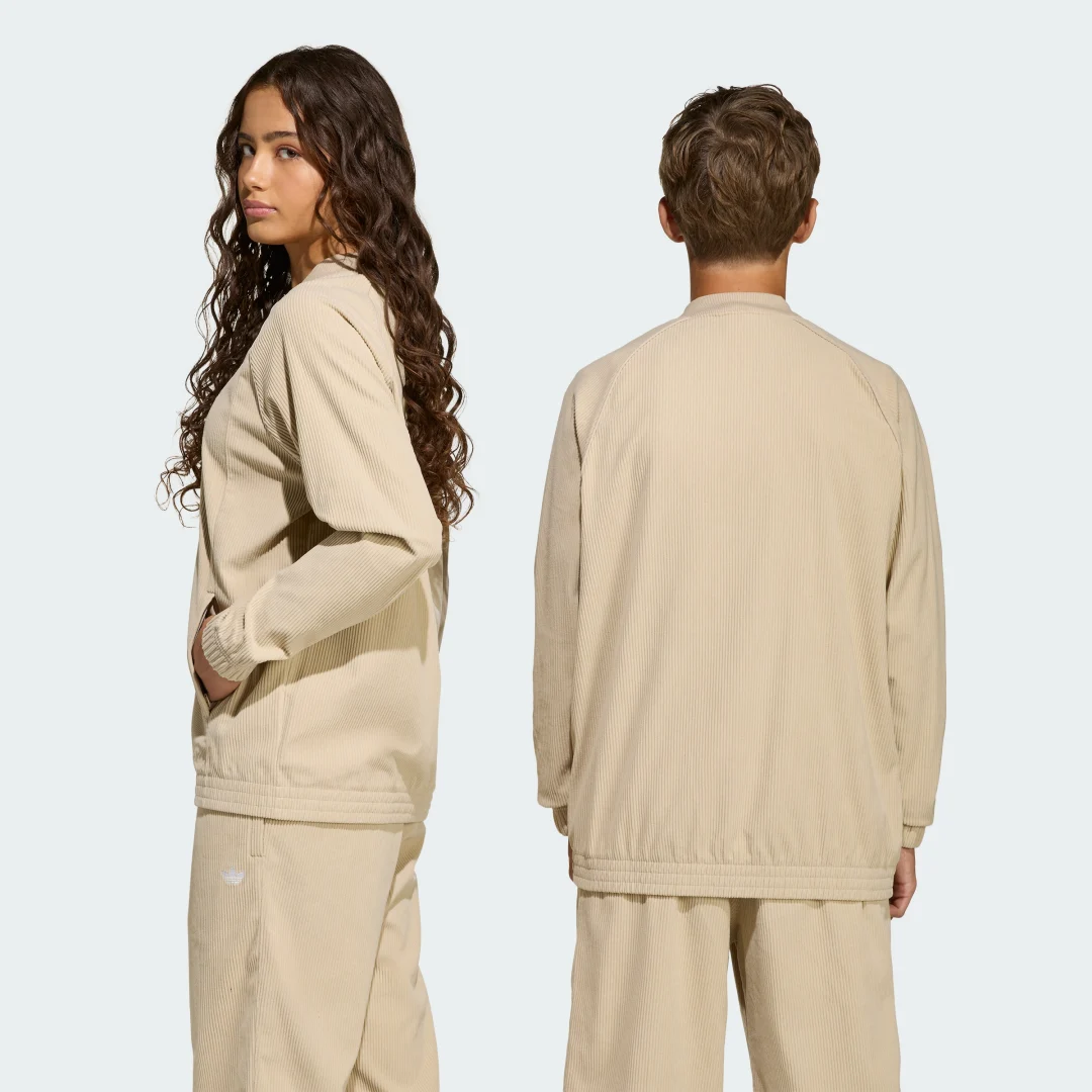Detalle de CHAQUETA DEPORTIVA HOLGADA DE PANA SST de Adidas – beige, casual y cómoda