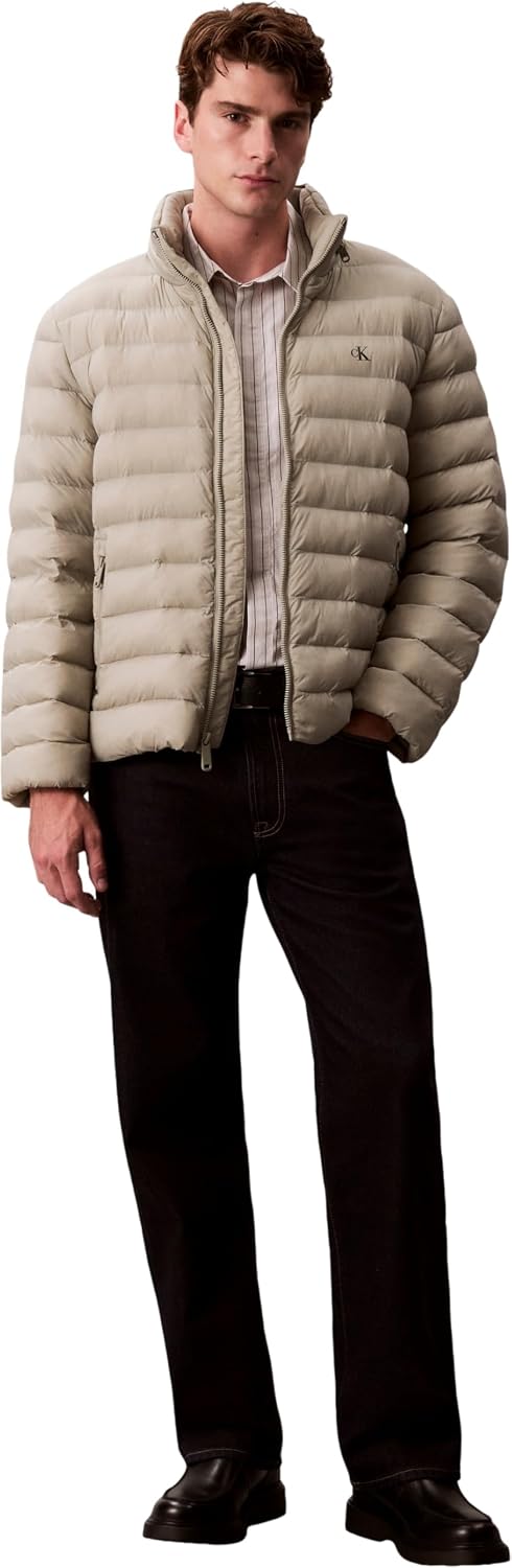 Detalle de Calvin Klein Cazadora acolchada para hombre con capucha en nylon Forest Fog (talla L)