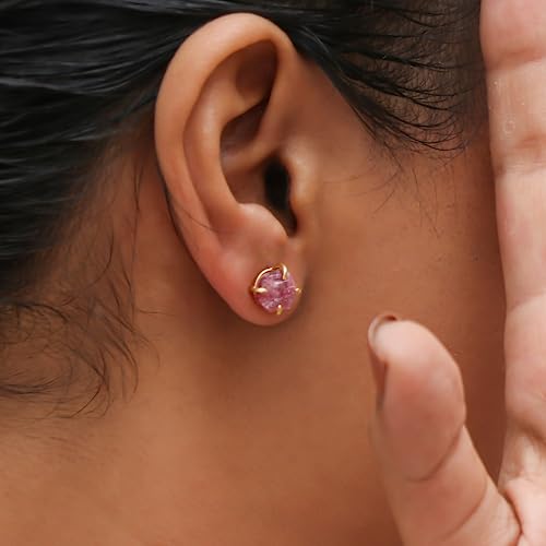 Detalle de Gempires Natural Raw Emerald Gemstone Stud Earrings – Handmade, Hypoallergenic Gold Plated Minimal Prongs