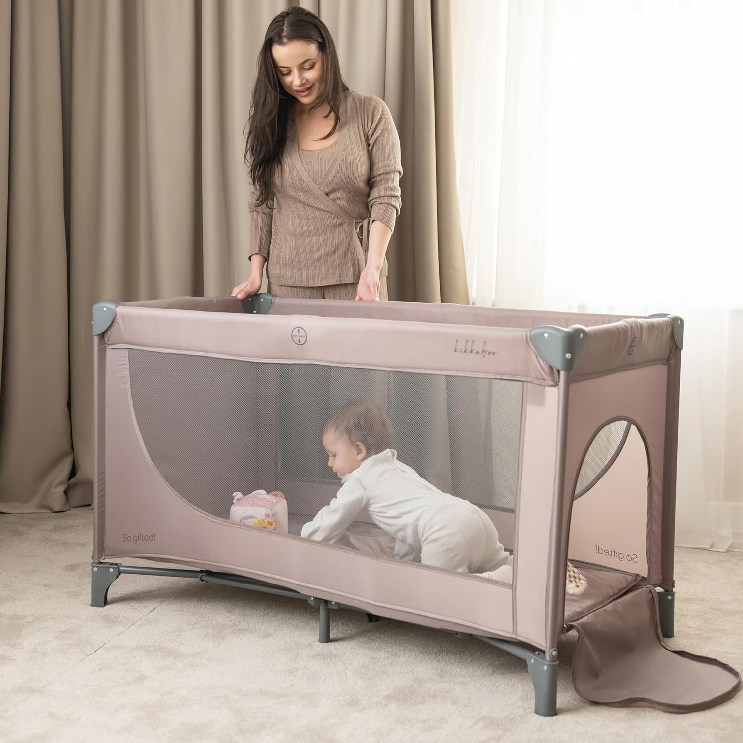 Detalle de KikkaBoo Lettino da Campeggio SO GIFTED 2026 | Culla Neonato da Viaggio 120x60 cm, Beige Scuro
