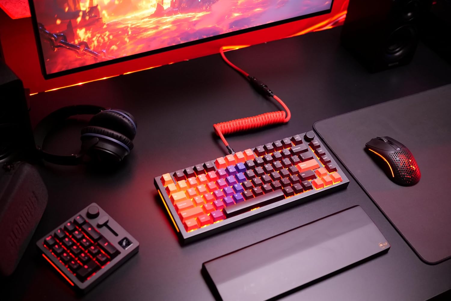 Thumbnail 6 de GLORIOUS Gaming Coiled Keyboard Cable premium con connettori USB-A/USB-C e connettore aviator a 5 pin (rosso cremisi)