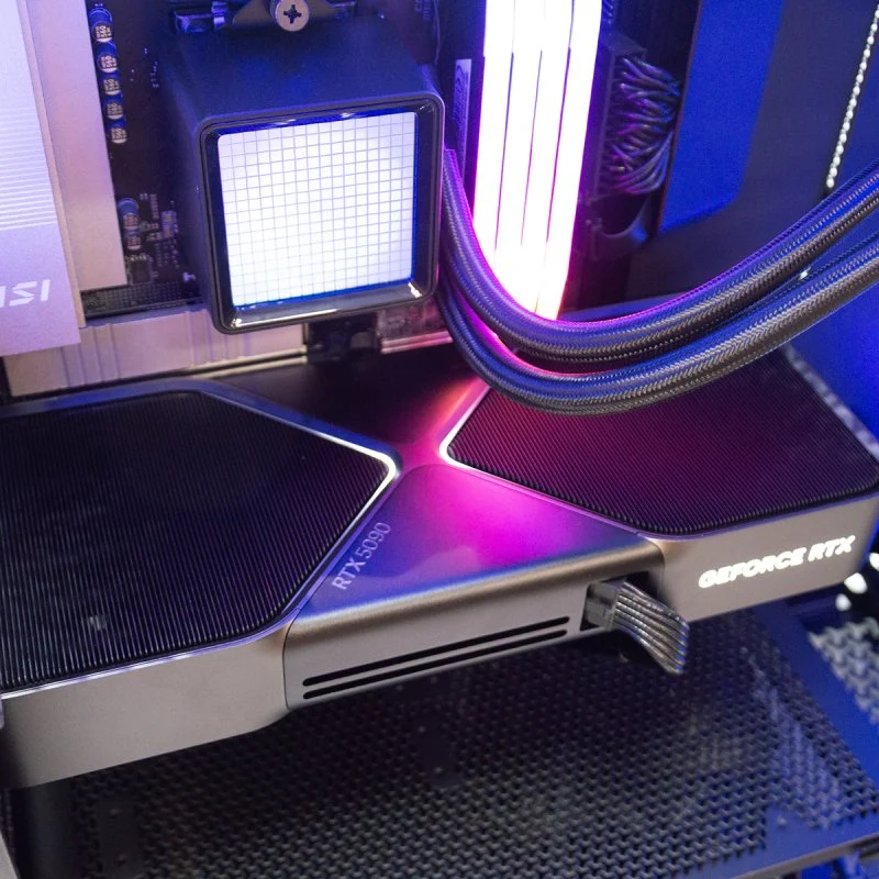 Thumbnail 2 de PcCom Ultimate Ryzen 9 9950X3D: 128 GB RAM, 4 TB SSD y RTX 5090 Founders Edition