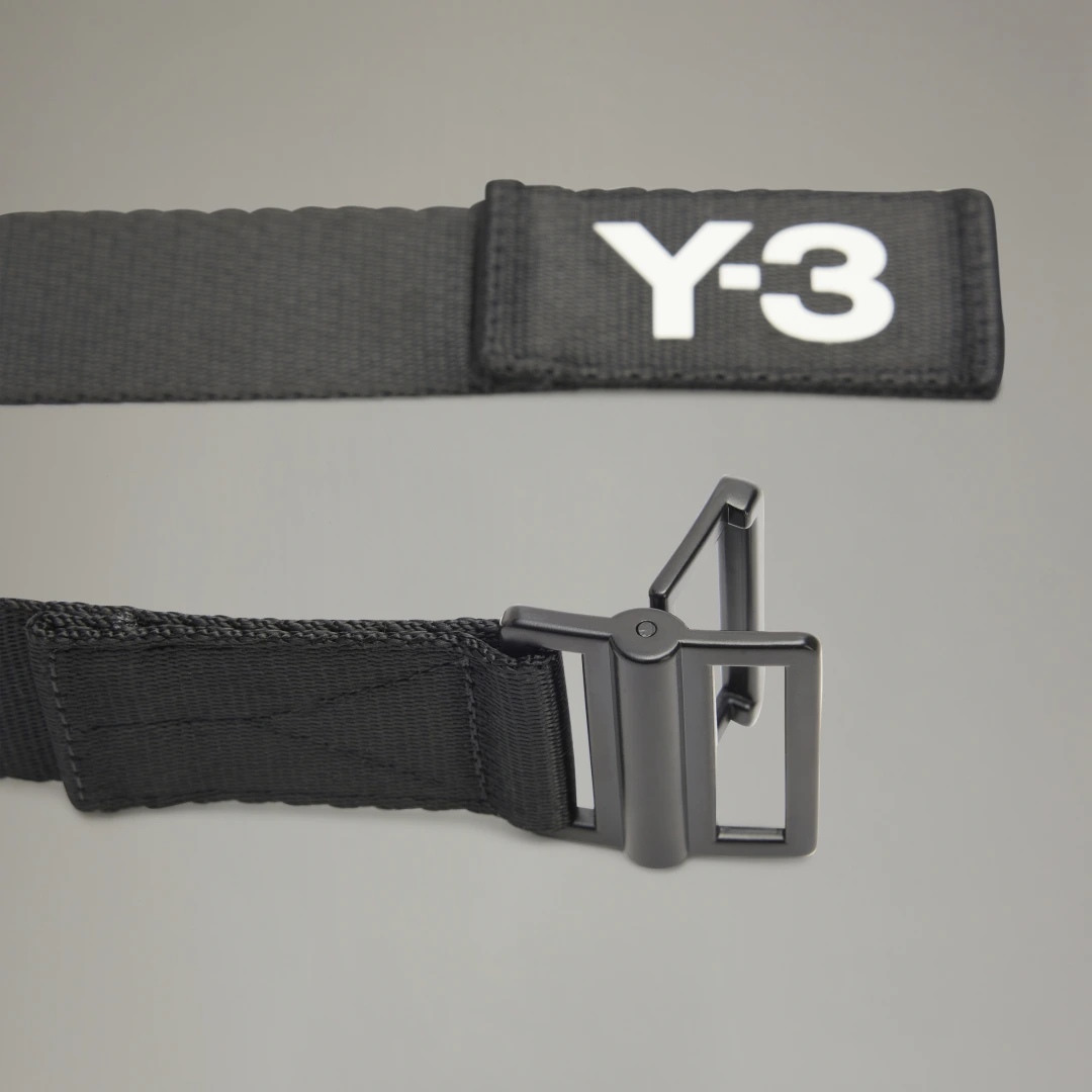 Detalle de Cinturón Classic Logo Y-3 de Adidas: estilo minimalista en negro para completar tu outfit