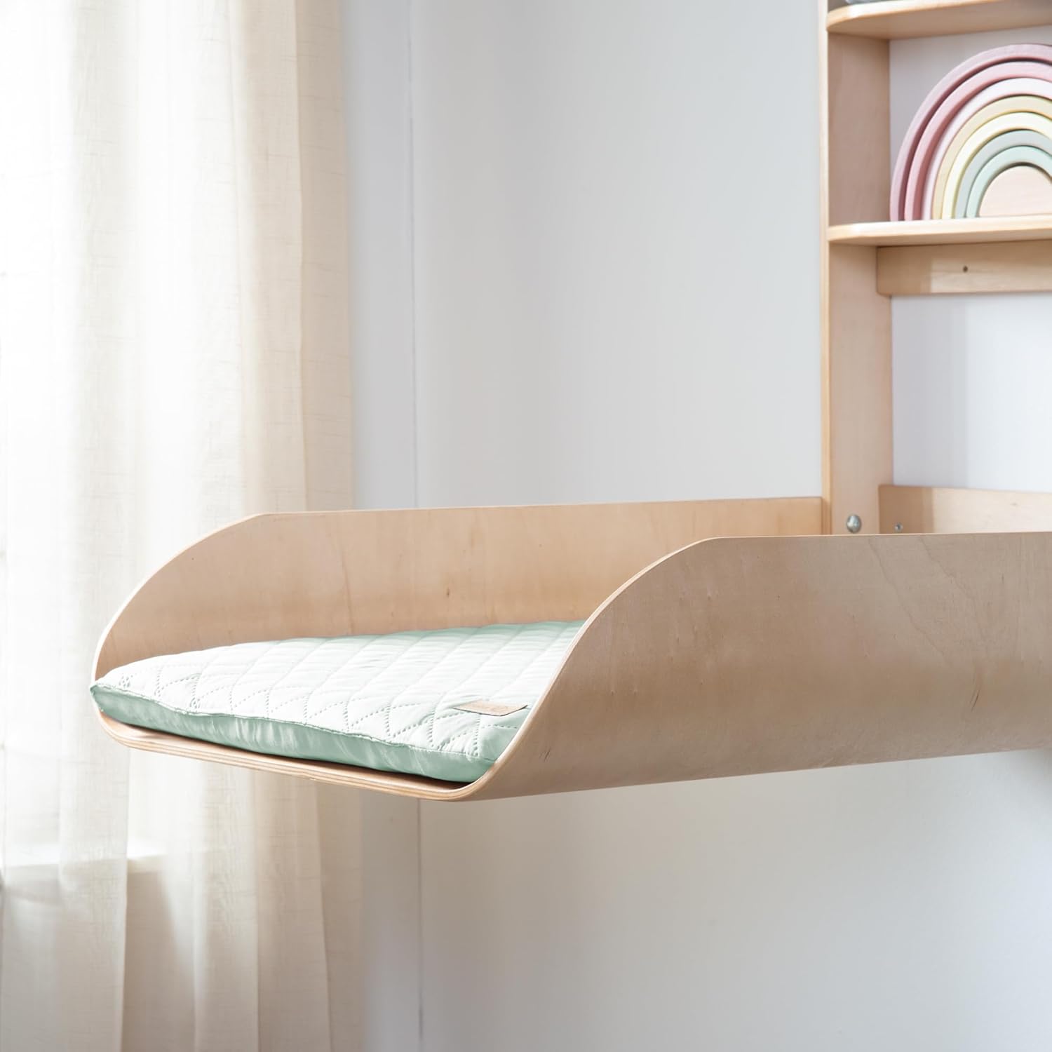 Detalle de roba Wandwickelregal – Klappbares Wickelregal aus Holz natur mit frosty green Wickelauflage