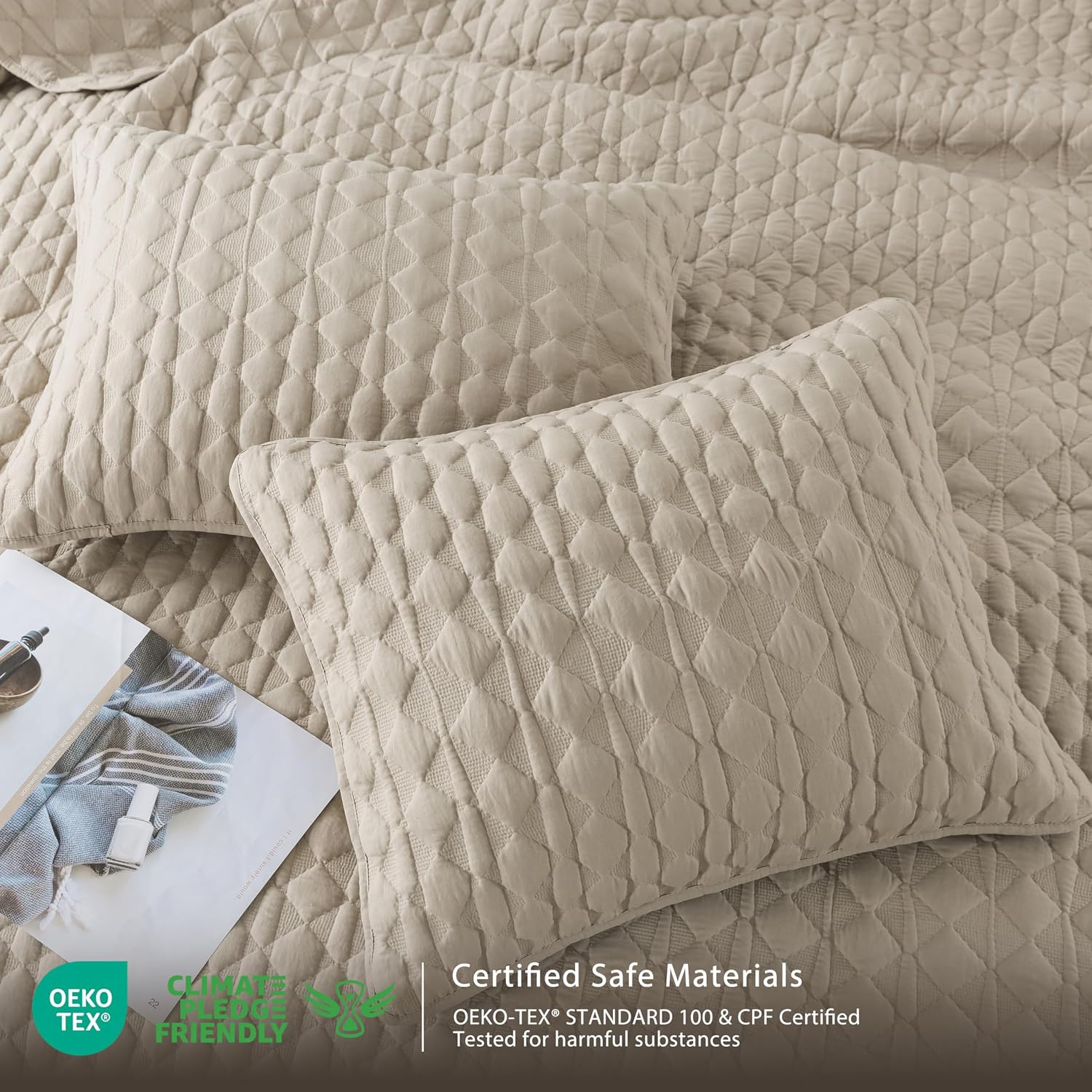 Detalle de Beige Quilt Queen Size Bedding Set with Pillow Shams — 3 Pieces, Lightweight Soft Bedspread Coverlet (90x90)