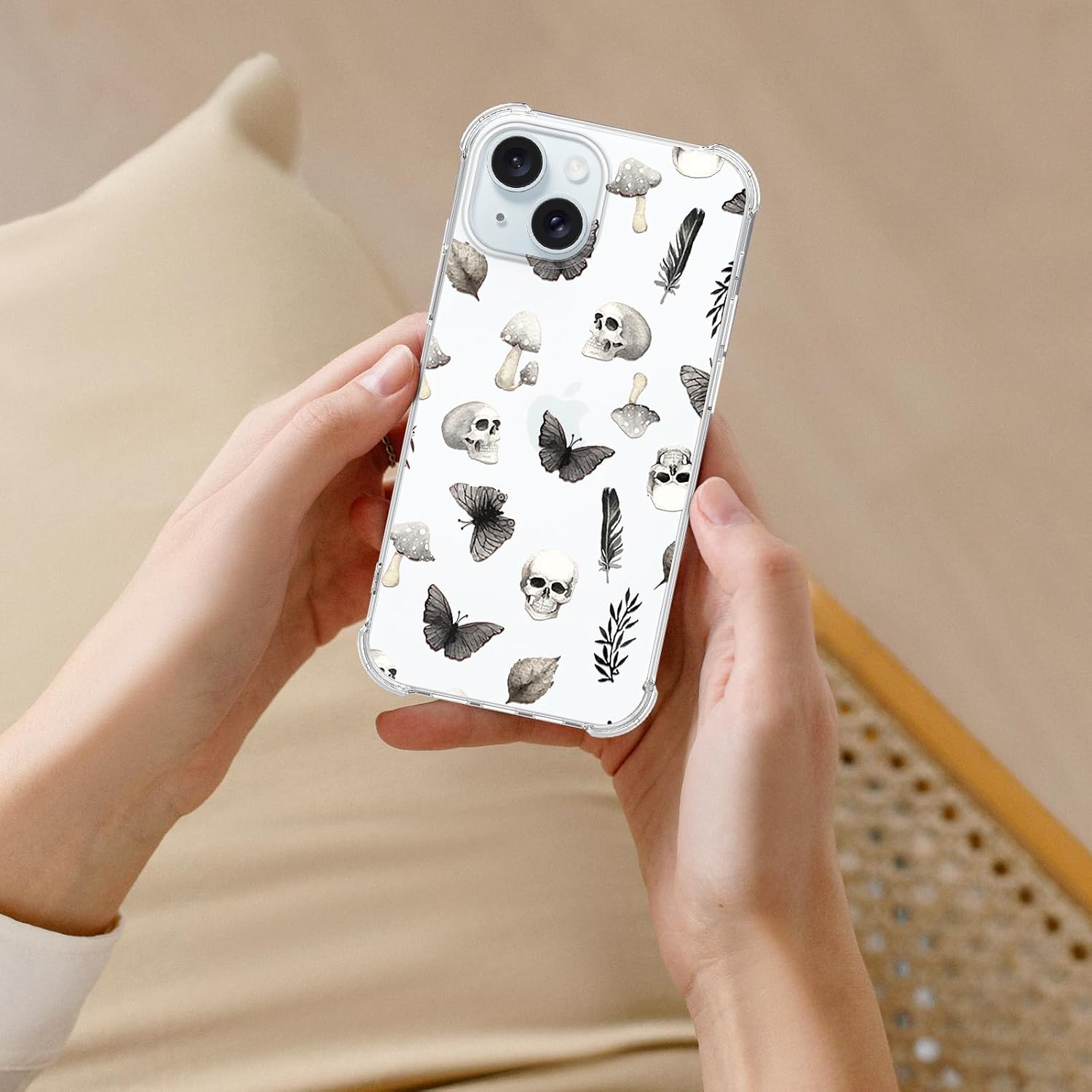 Detalle 2 de CAROKI Clear TPU iPhone 15 Case with Black Skull Pattern