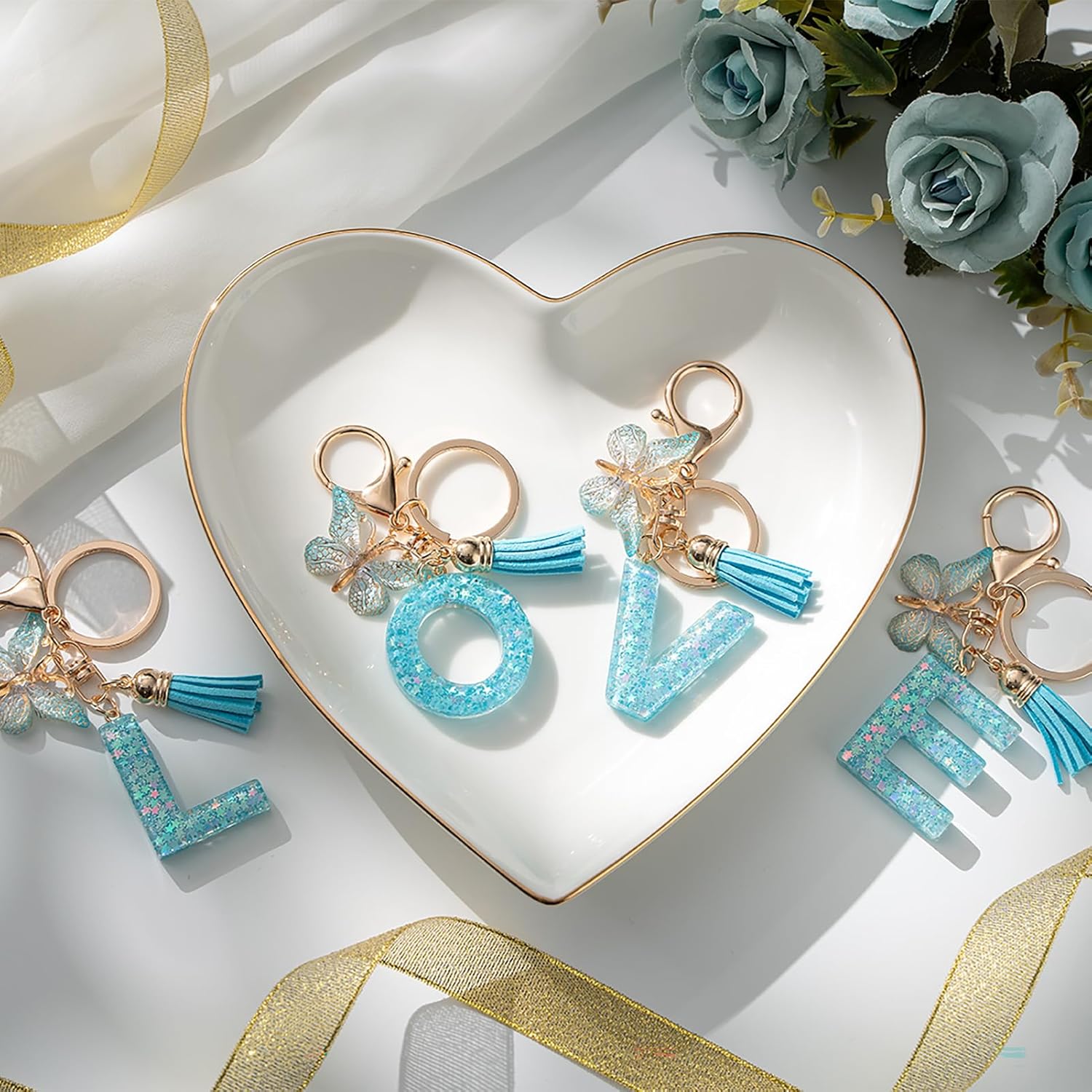 Detalle 2 de MORSUNBELA Schlüsselanhänger Buchstabe Mädchen – Charmanter Anhänger mit Schmetterling und blauer Quaste