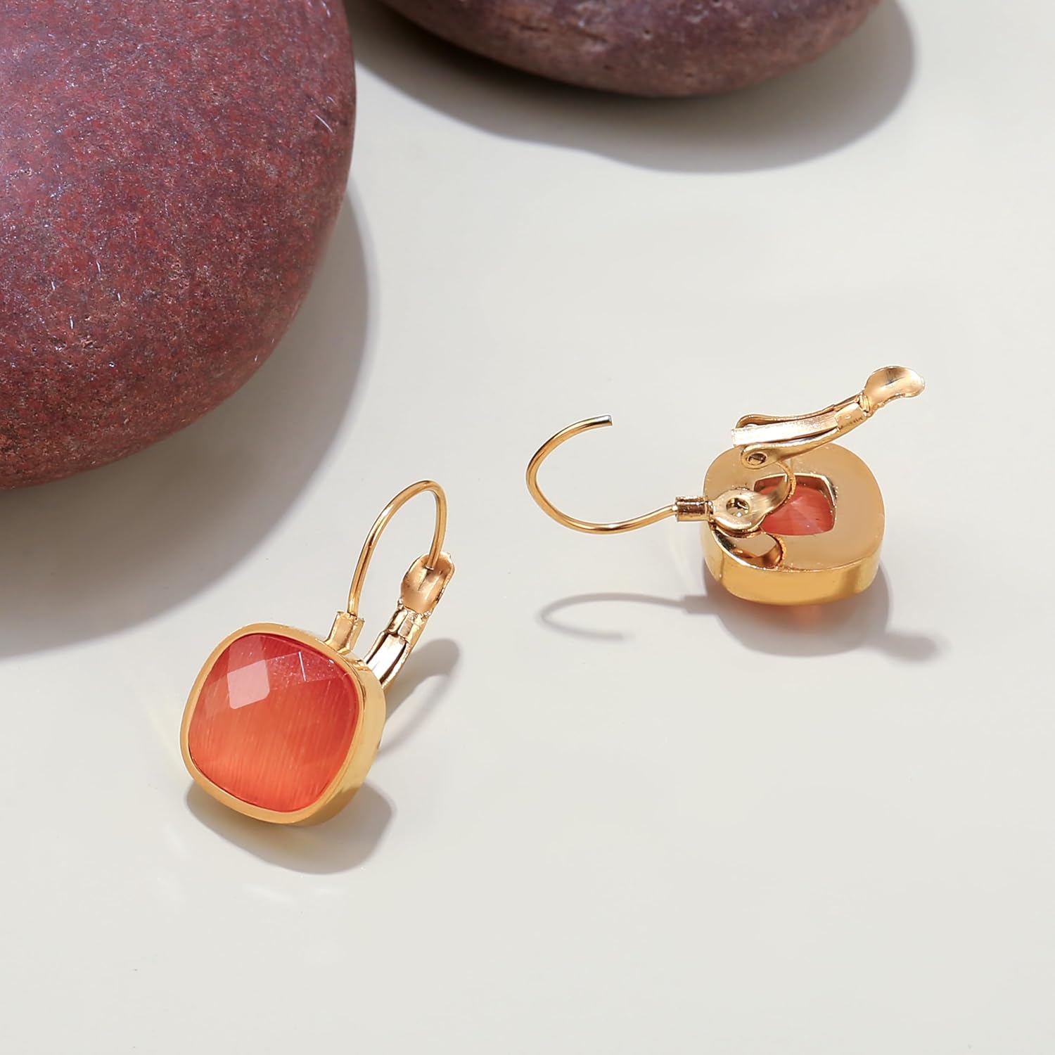 Thumbnail 5 de Bunte Kristall baumeln Tropfen Ohrringe – 18 Karat vergoldete zierliche Huggie Hoops mit quadratischer Vintage-Optik