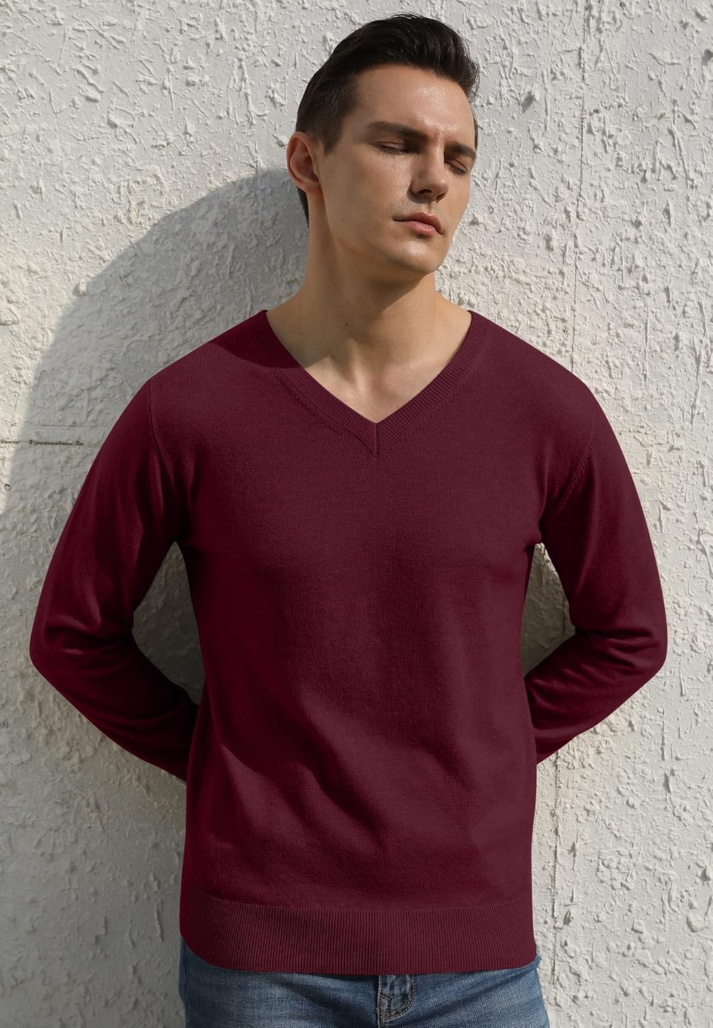 Detalle de Sailwind men’s V-neck knit pullover with soft ribbed cuffs and hem
