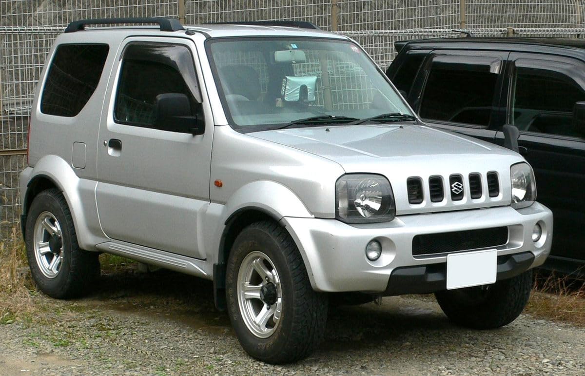 Detalle de Tappetini su misura in gomma rinforzata per Suzuki Jimny I (1998-2018) con battitacco integrato