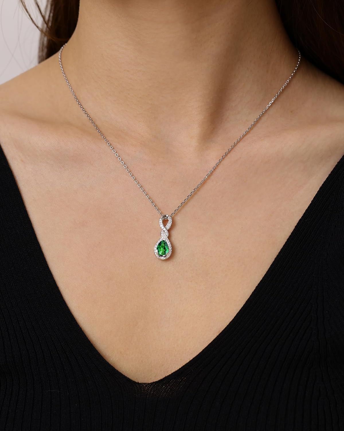 Detalle de FANCIME Infinity Embrace Halskette mit Geburtsstein – Sterling Silber, Emerald Mai