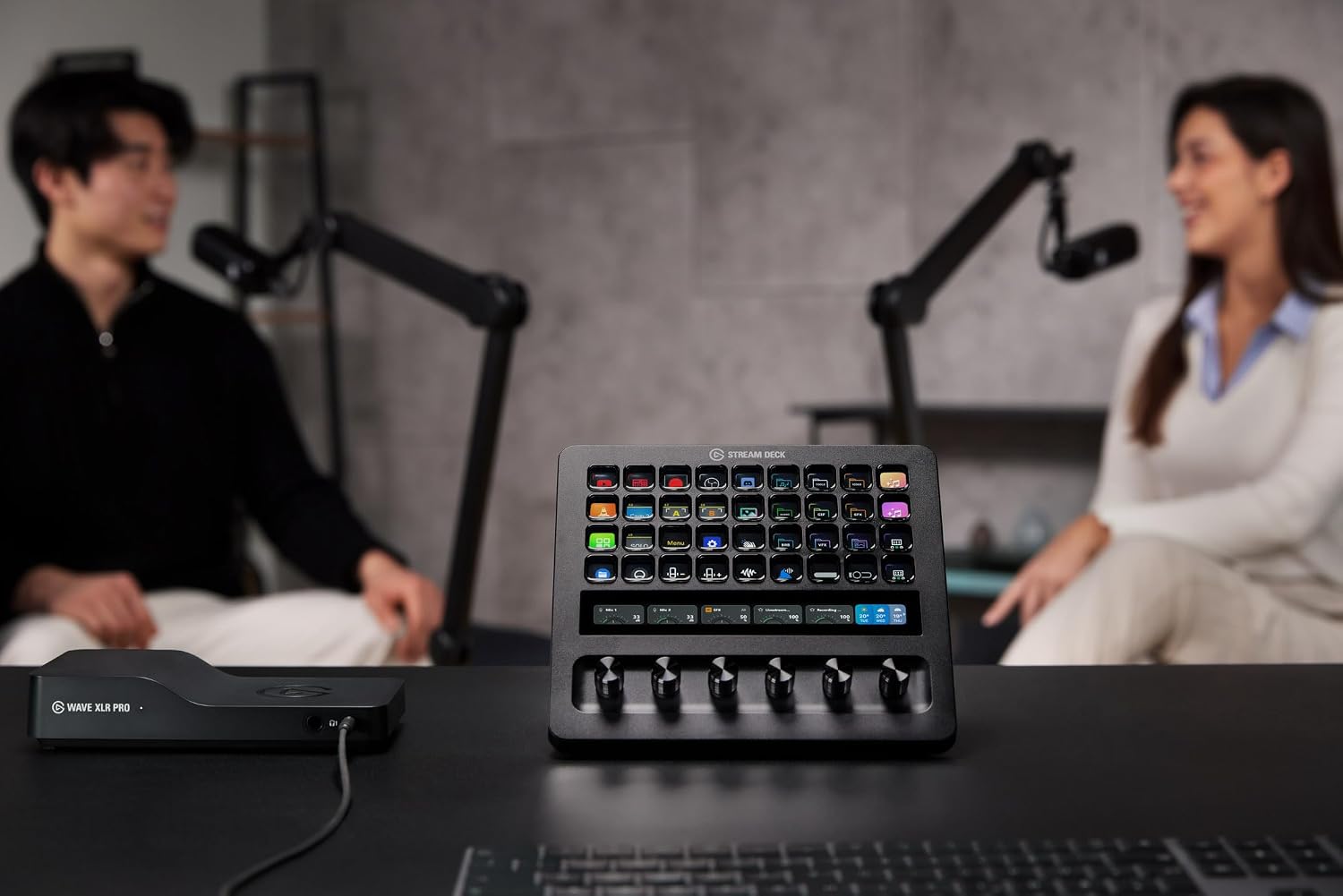 Thumbnail 1 de Elgato Stream Deck + XL カスタマイズ可能なコントロールデバイス、36キー・6ダイヤル・タッチストリップ搭載