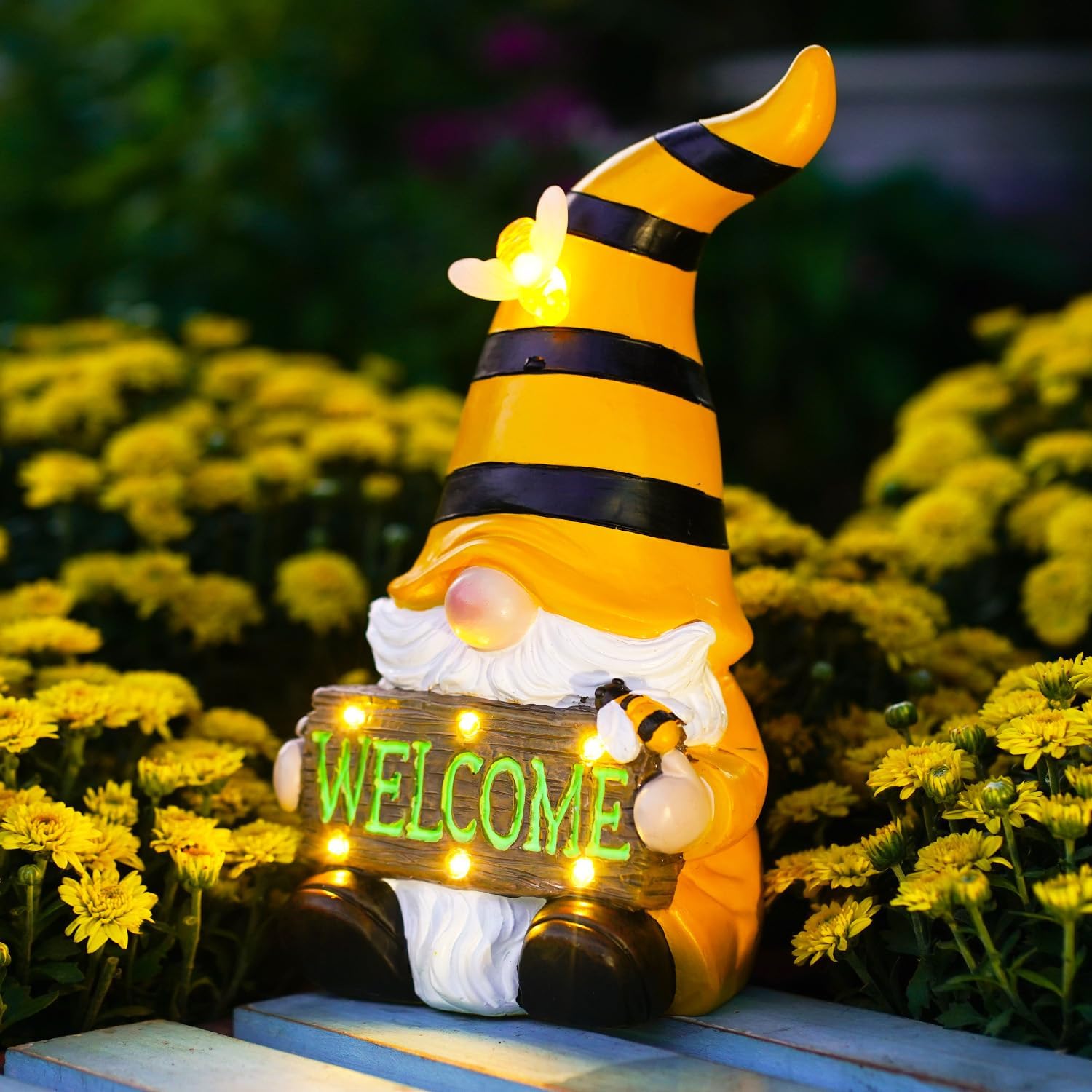 Detalle de Goodeco Solar Yellow Bee Gnome Statue