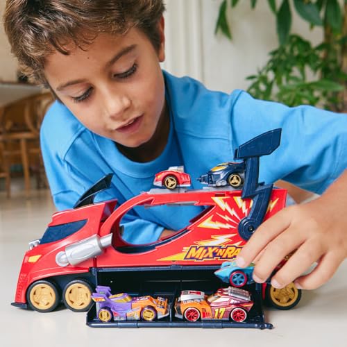 Detalle de T-Racers Mix ’N Race Thunder Truck: 3 acciones en 1 y espacio para 7 coches