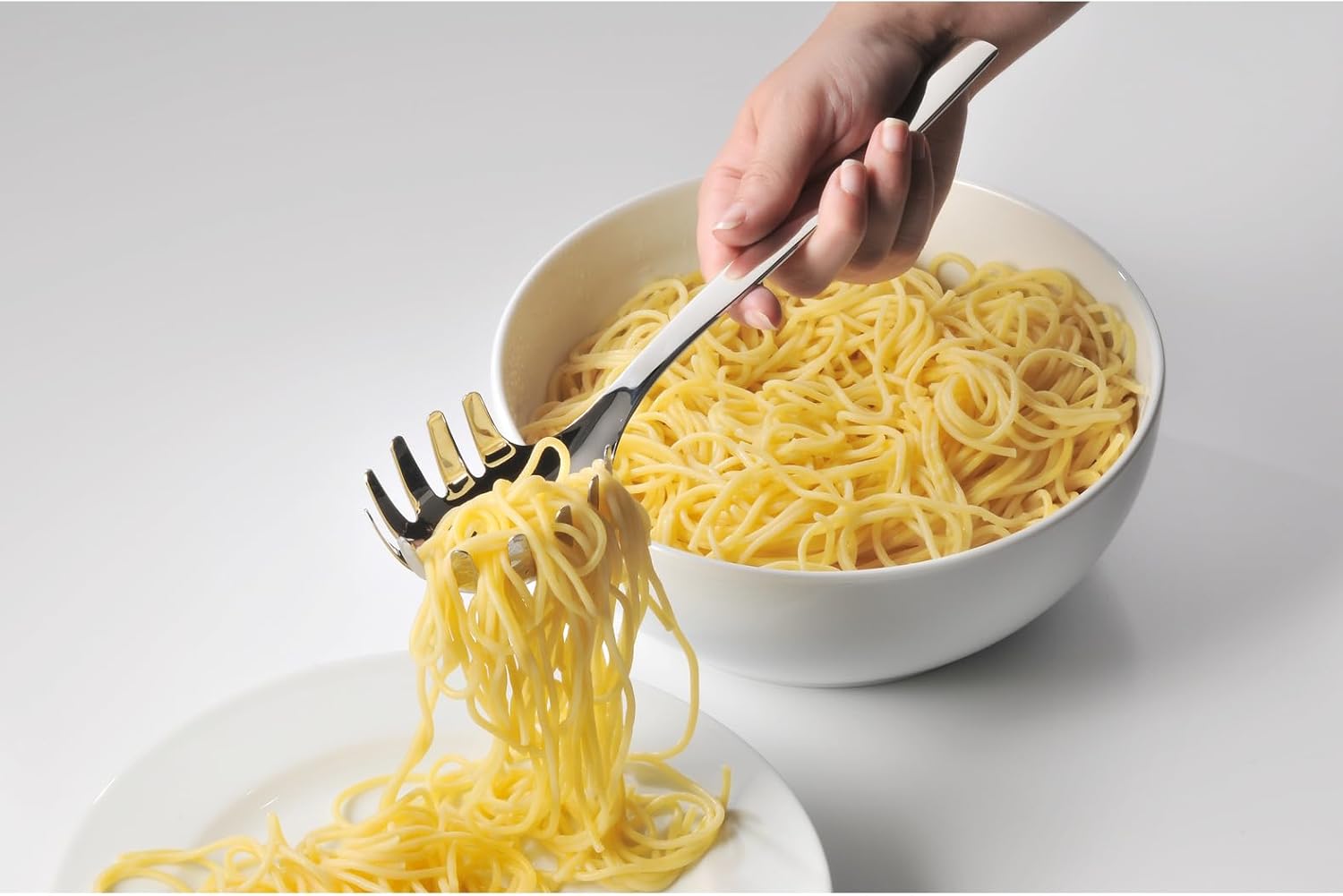 Detalle de WMF Nuova Nudellöffel 30 cm – Spaghettilöffel & Nudelkelle aus Cromargan Edelstahl, spülmaschinengeeignet
