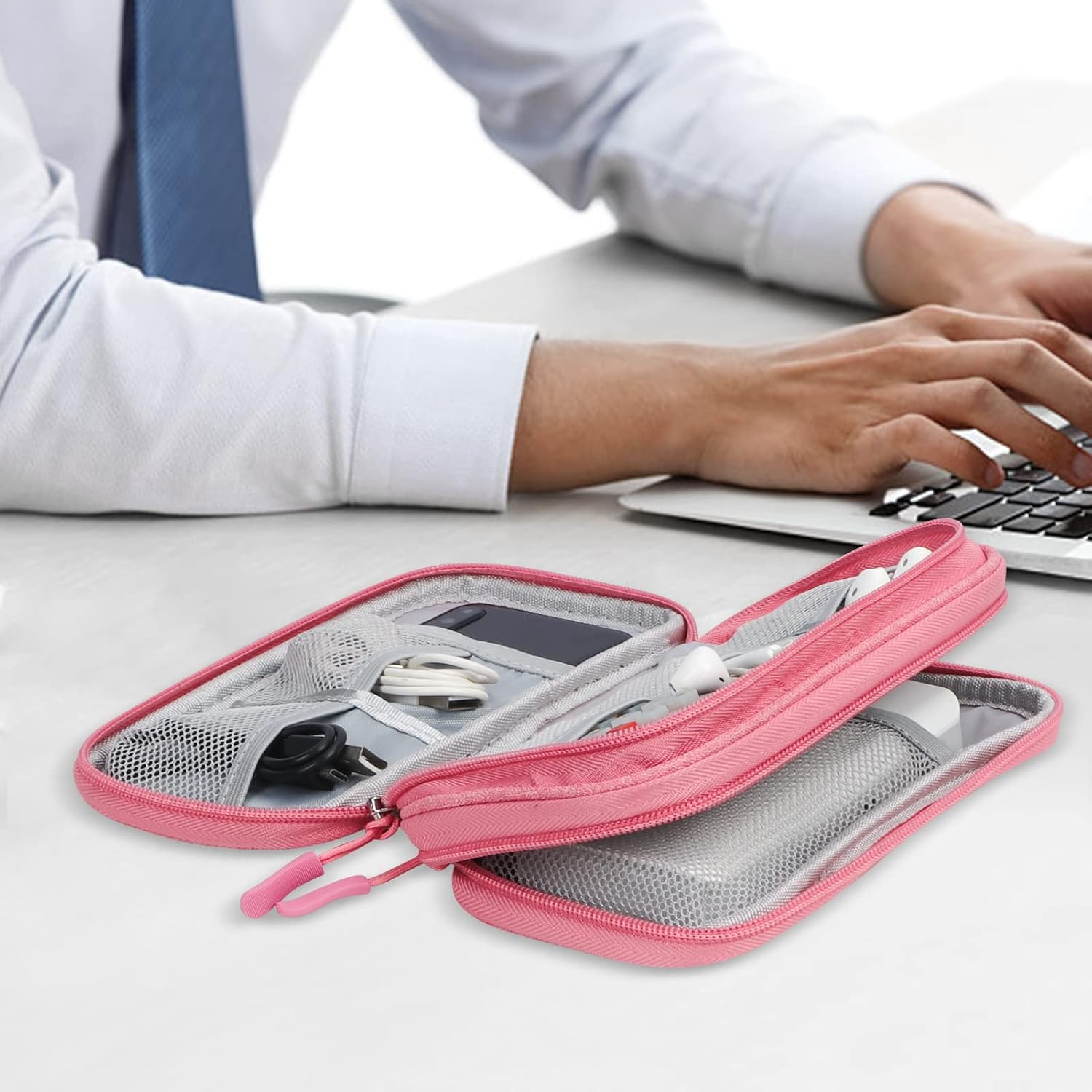 Detalle de Simpolor Simpolor Cable Organiser Bag (Double-Layer) in Pink – travel electronics accessories organiser