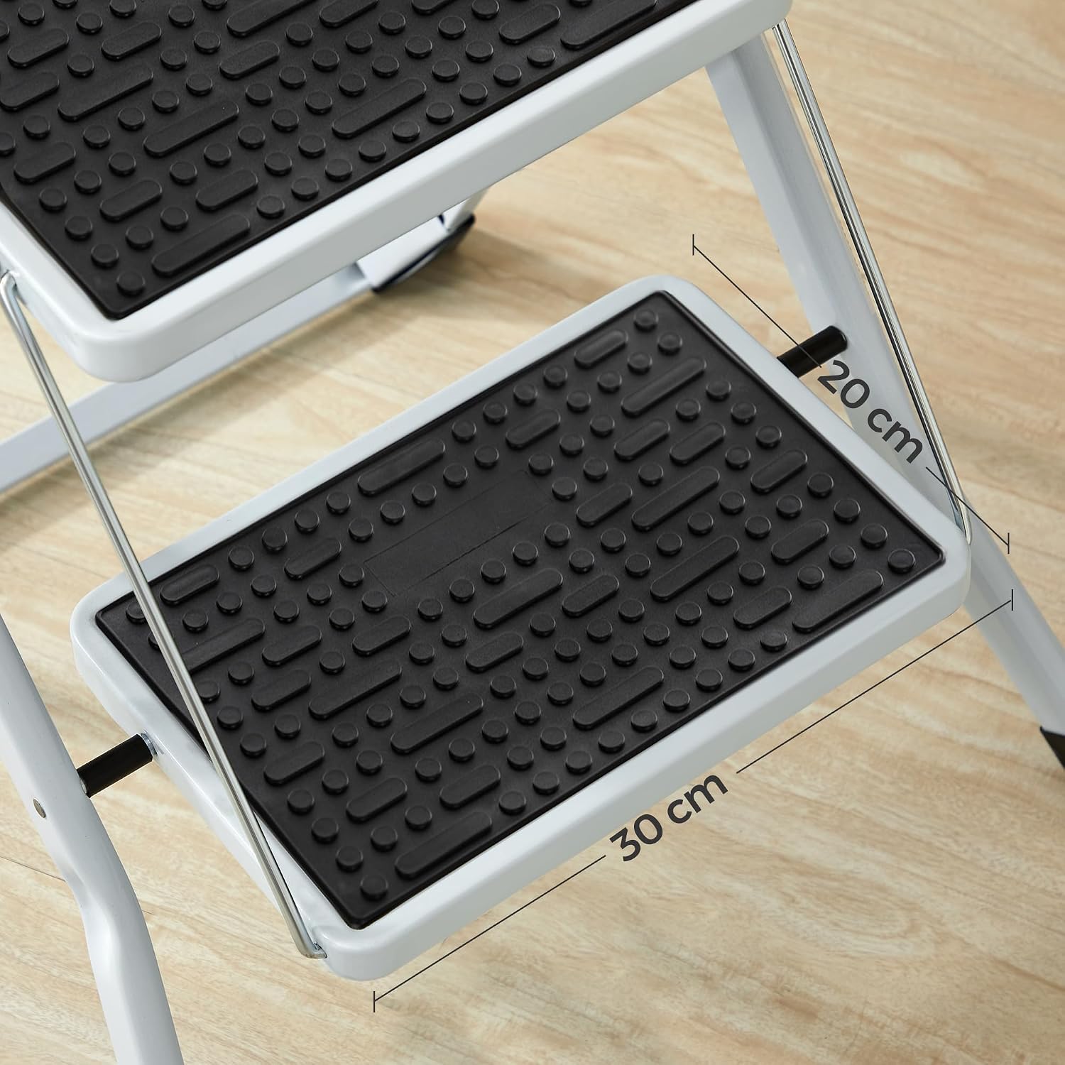 Detalle 2 de SONGMICS UGSL02WT 2-Step Folding Steel Ladder with Non-Slip Steps