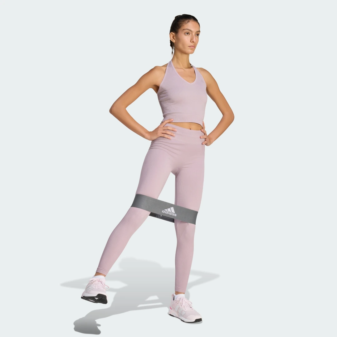 Detalle de Mallas de punto largas de entrenamiento Essentials de Adidas – violeta