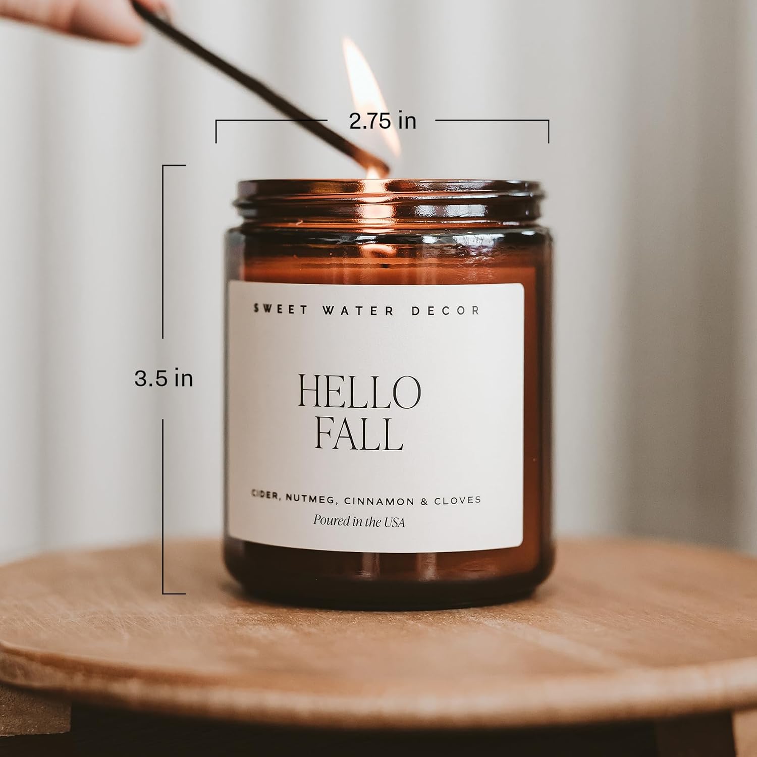 Detalle de Sweet Water Decor Hello Fall 9 oz Soy Blend Candle, Amber Glass Jar