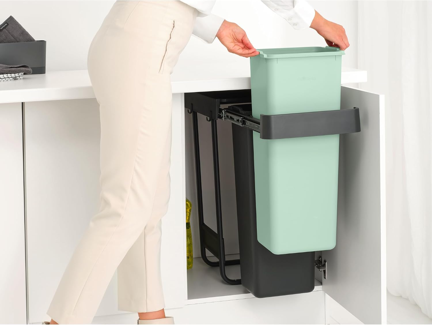Detalle de Brabantia Sort & Go uitschuifbare inbouwprullenbak 2 x 30 liter, grijs-groen