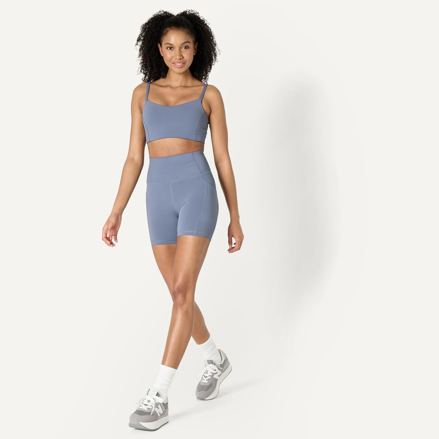 Detalle de Amazon Essentials Women's Active FormFlex Buttery Soft Light Support Sweetheart Neck Yoga Sports Bra