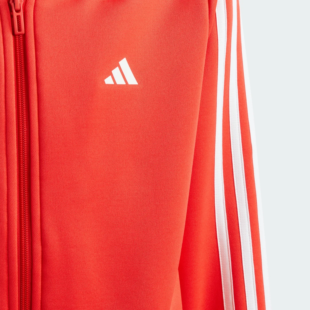 Detalle de Chaqueta con capucha Train Essentials AEROREADY Regular-Fit 3 bandas de Adidas – naranja