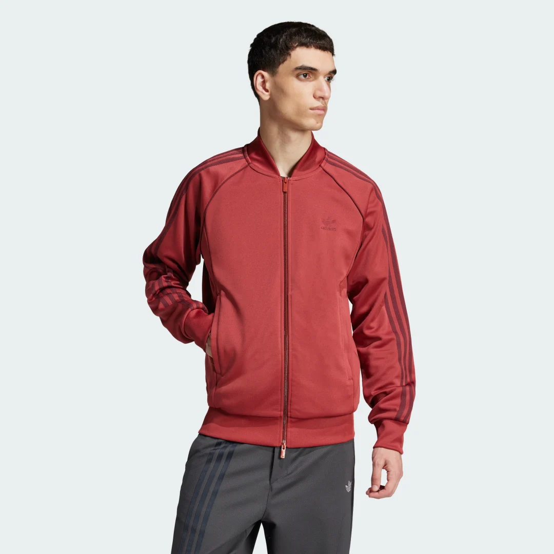 Detalle de Chaqueta SST Adicolor Classics de Adidas: estilo retro en rojo para el día a día
