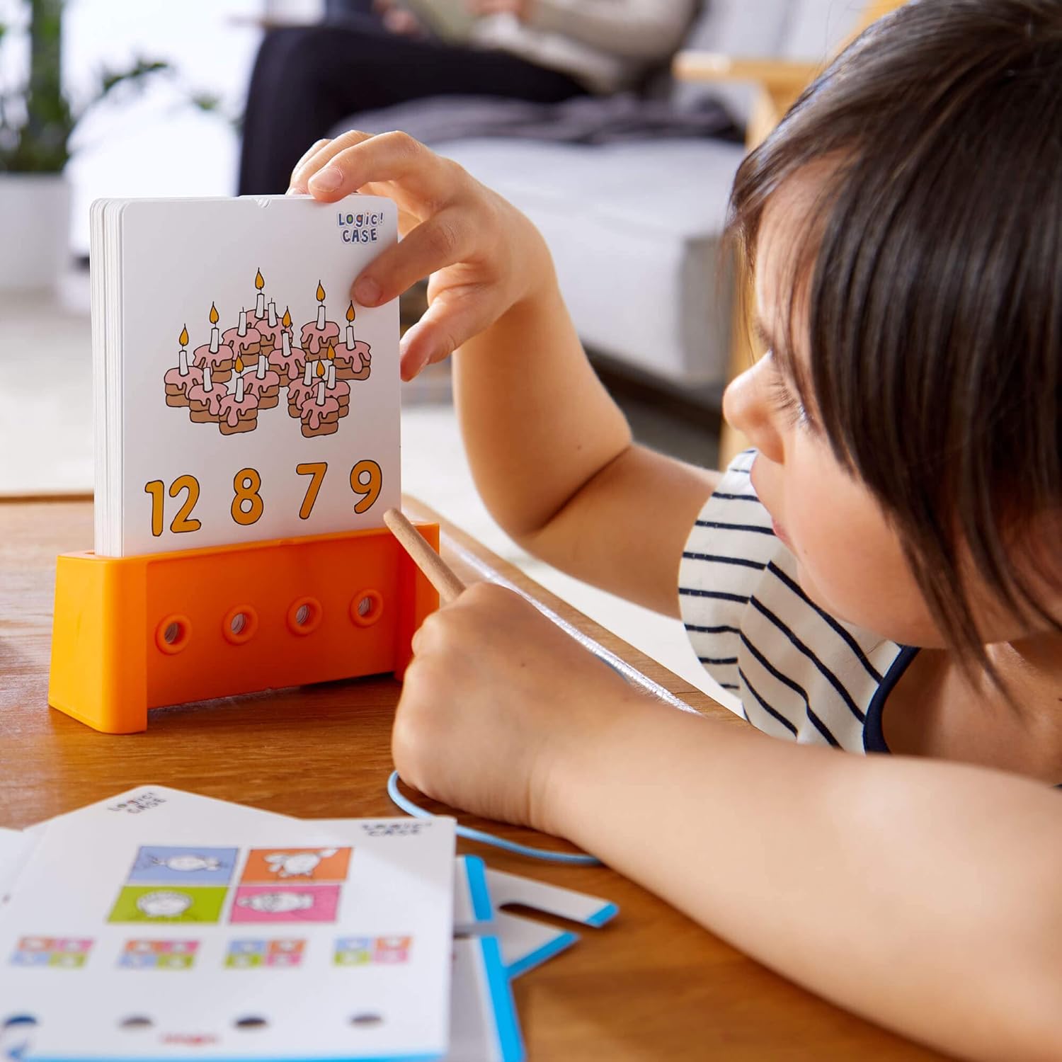 Detalle de HABA Logic! CASE Starter Set 6+ (306118) – Logikspiel für Kinder ab 4/6 Jahren, Reisespiel mit 77 Bilderrätseln